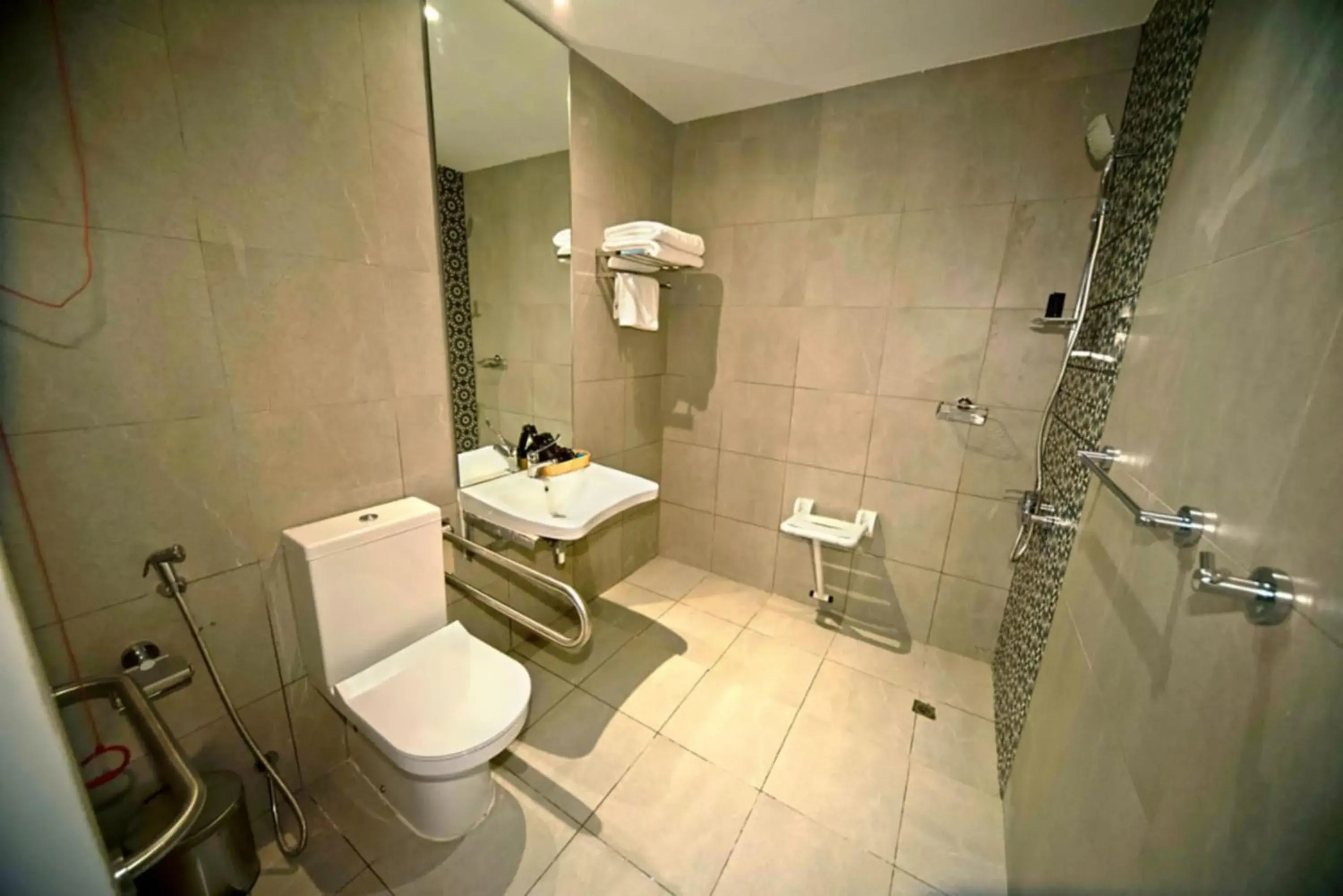 Deluxe Twin Room City View (includes 25% off F&B) in Kingsgate Canal Hotel by Millennium Deluxe Twin Room City View (includes 25% off F&B) in Kingsgate Canal Hotel by Millennium