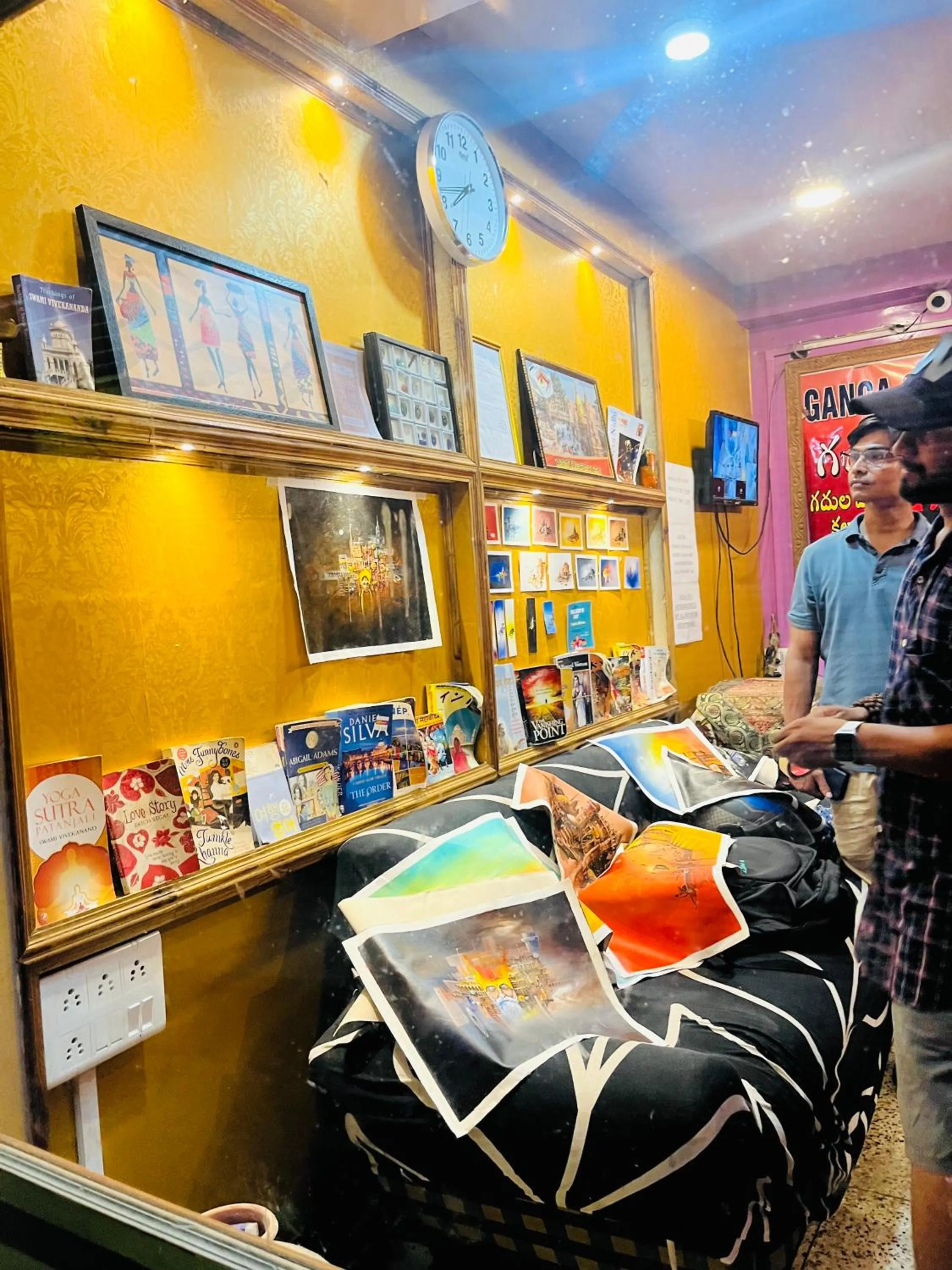 Library in Ganga Guest House