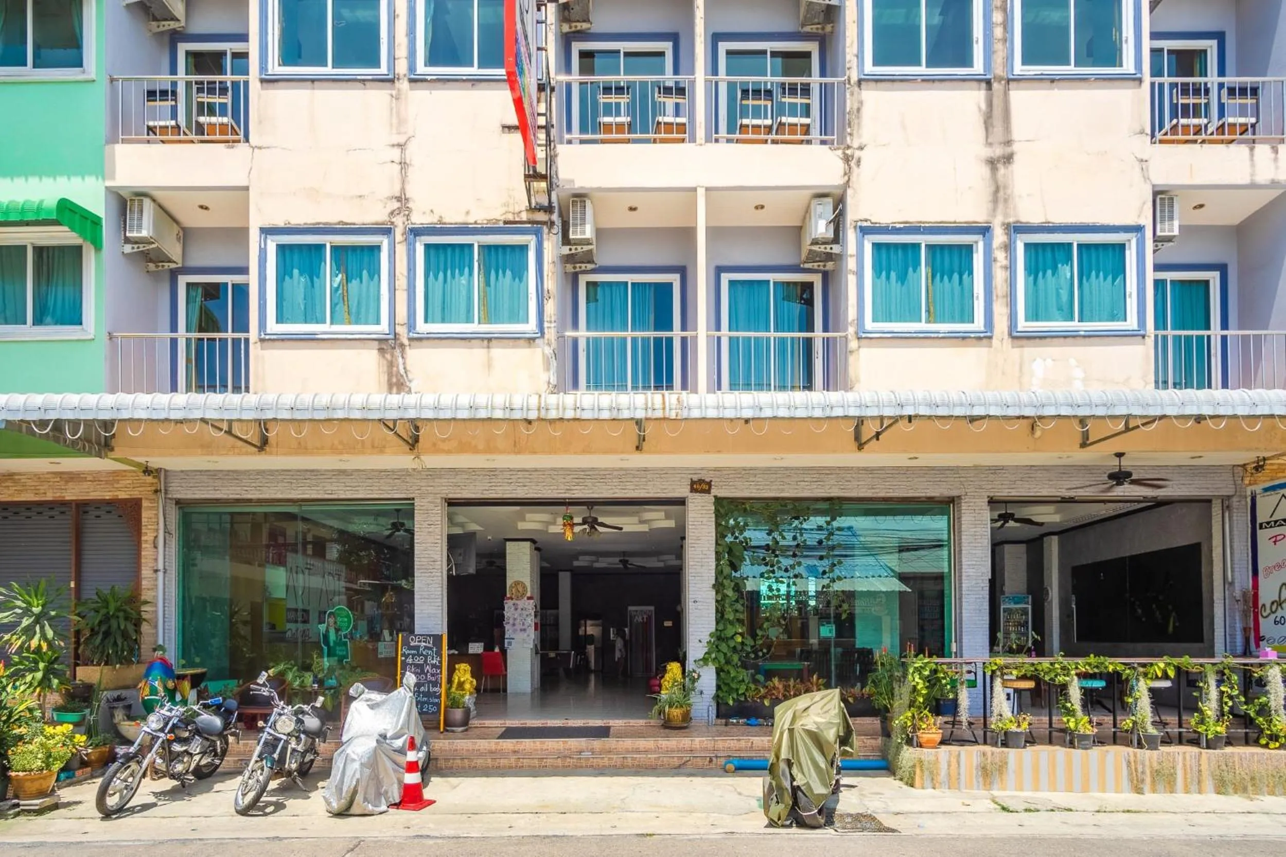 Property building in Art Mansion Patong Hotel