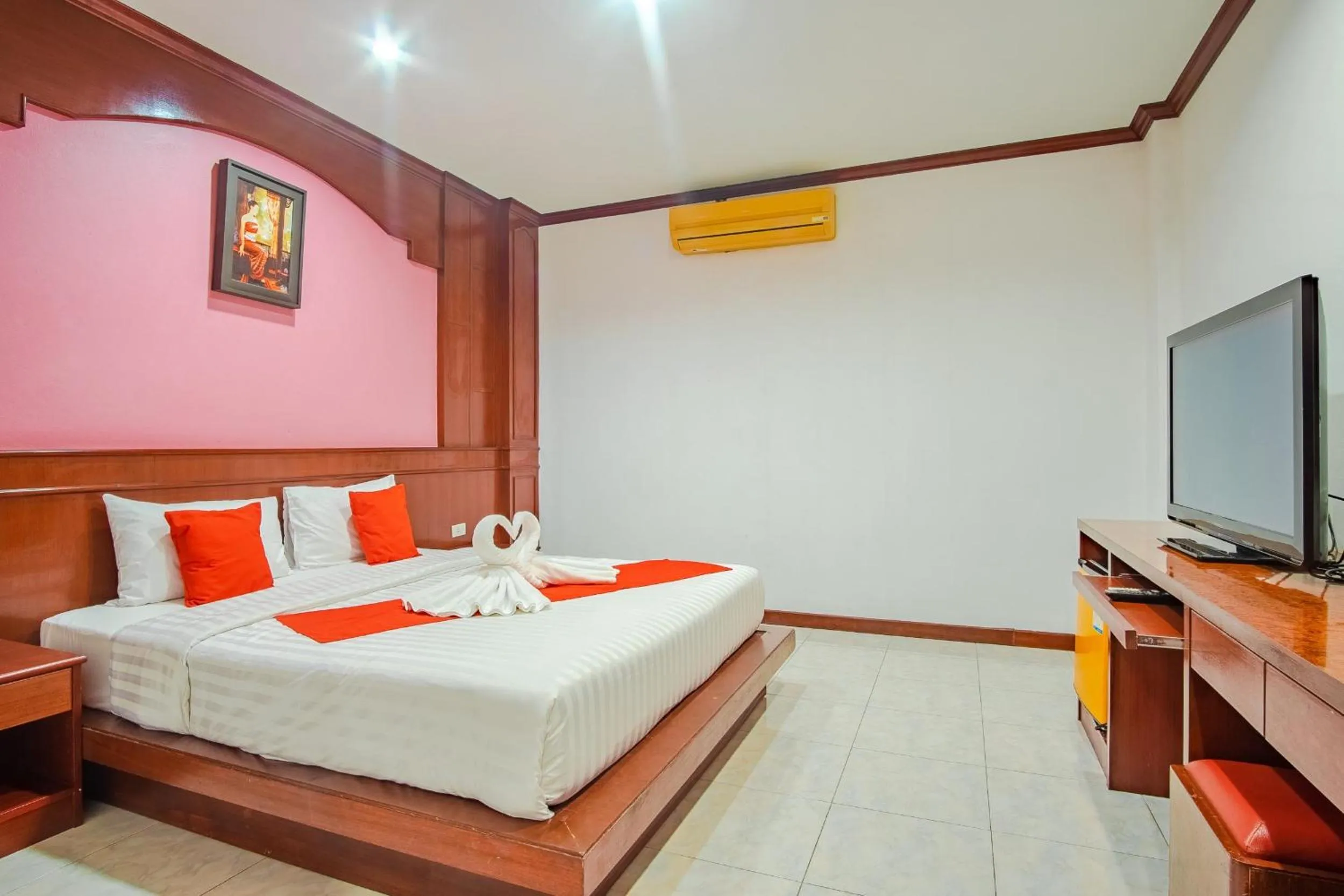 Bed in Art Mansion Patong Hotel