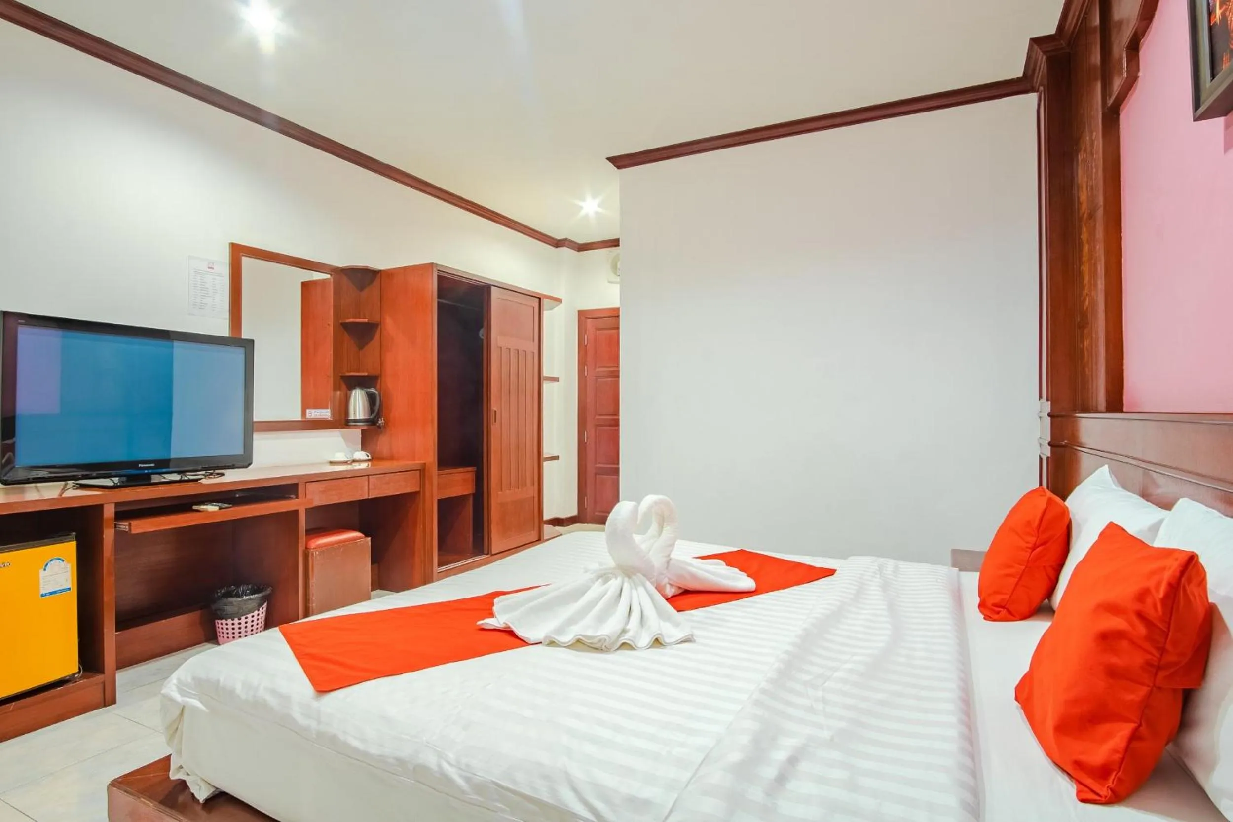 Bed in Art Mansion Patong Hotel