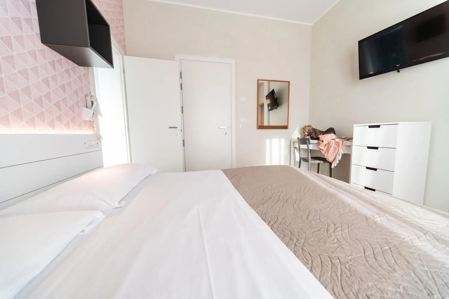 Bedroom, Bed in Hotel Kiss