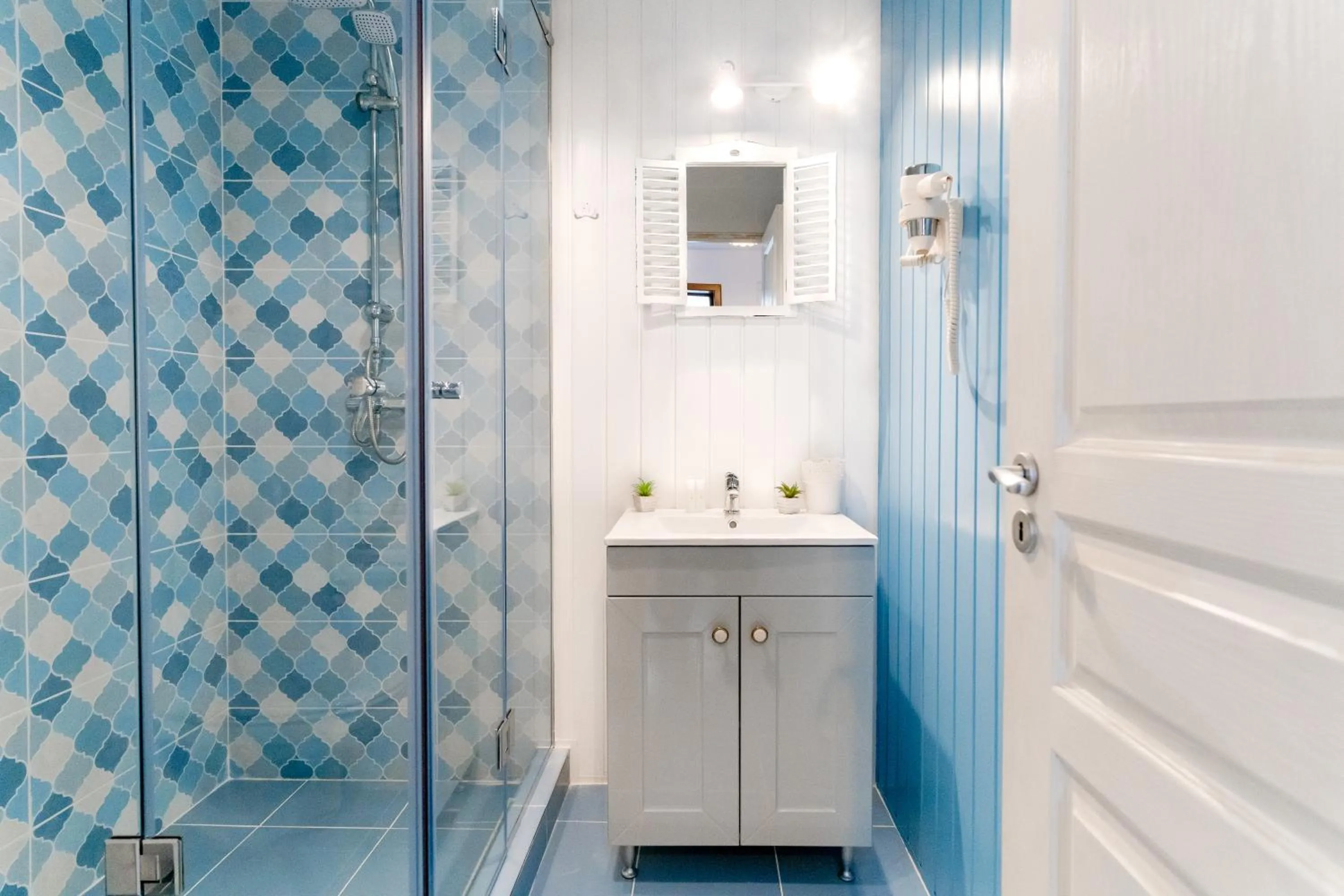 Shower in Galeria Grafit Apartments