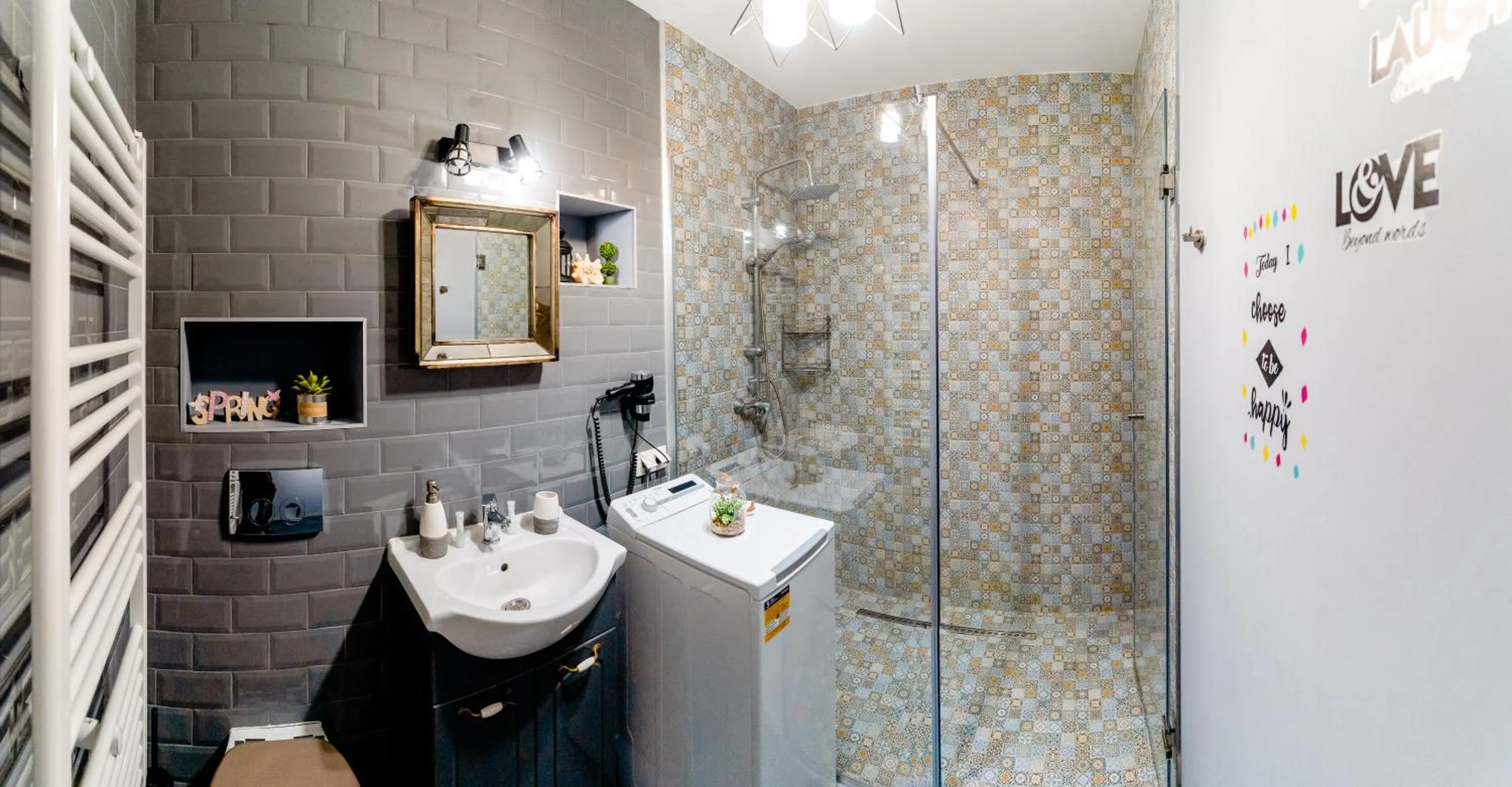 Shower in Galeria Grafit Apartments