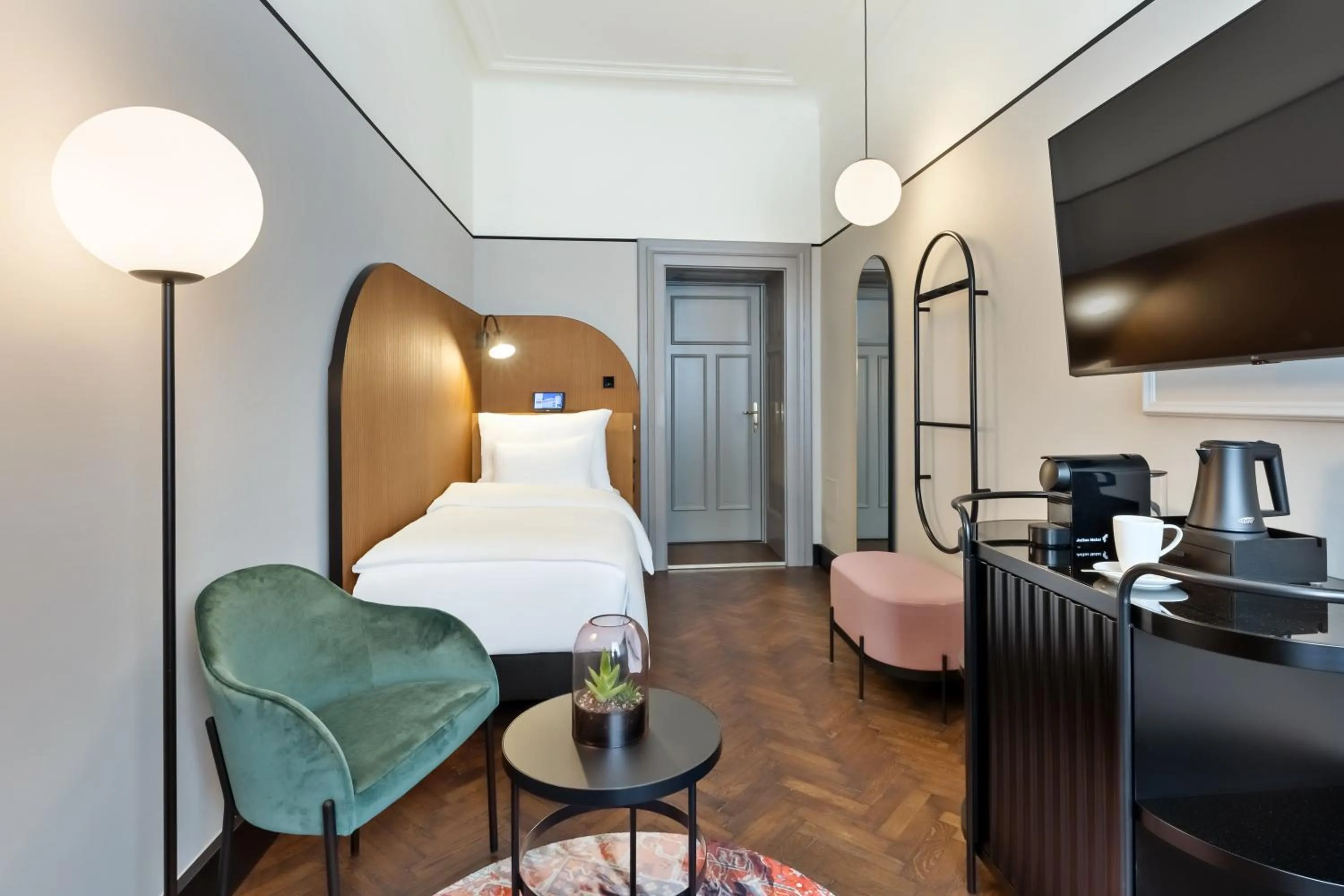 Bedroom, Bed in Hotel Astoria Vienna, Curio Collection by Hilton