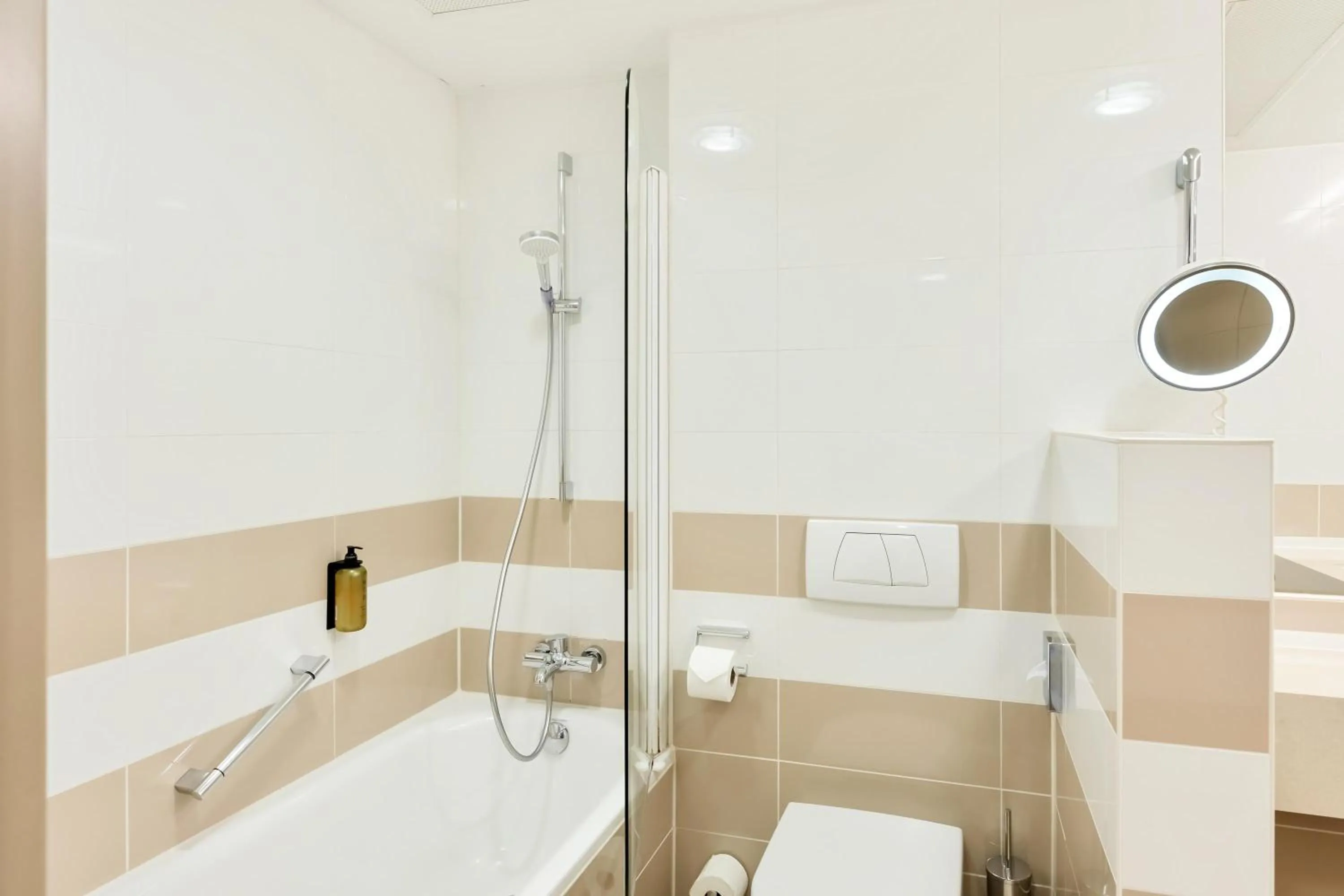 Toilet in Hotel Schillerpark Linz, a member of Radisson Individuals