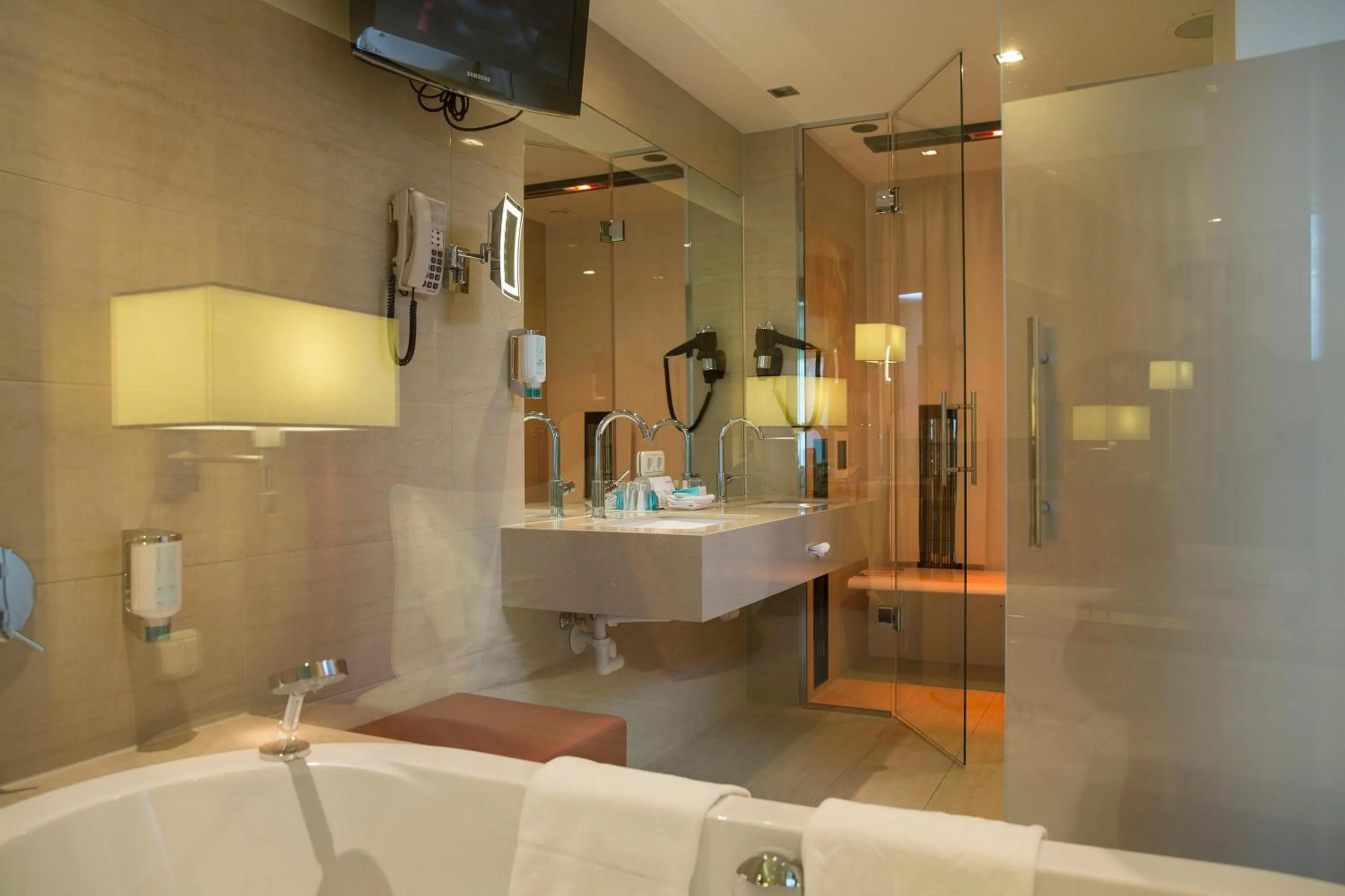 Bathroom in Hotel Schillerpark Linz, a member of Radisson Individuals