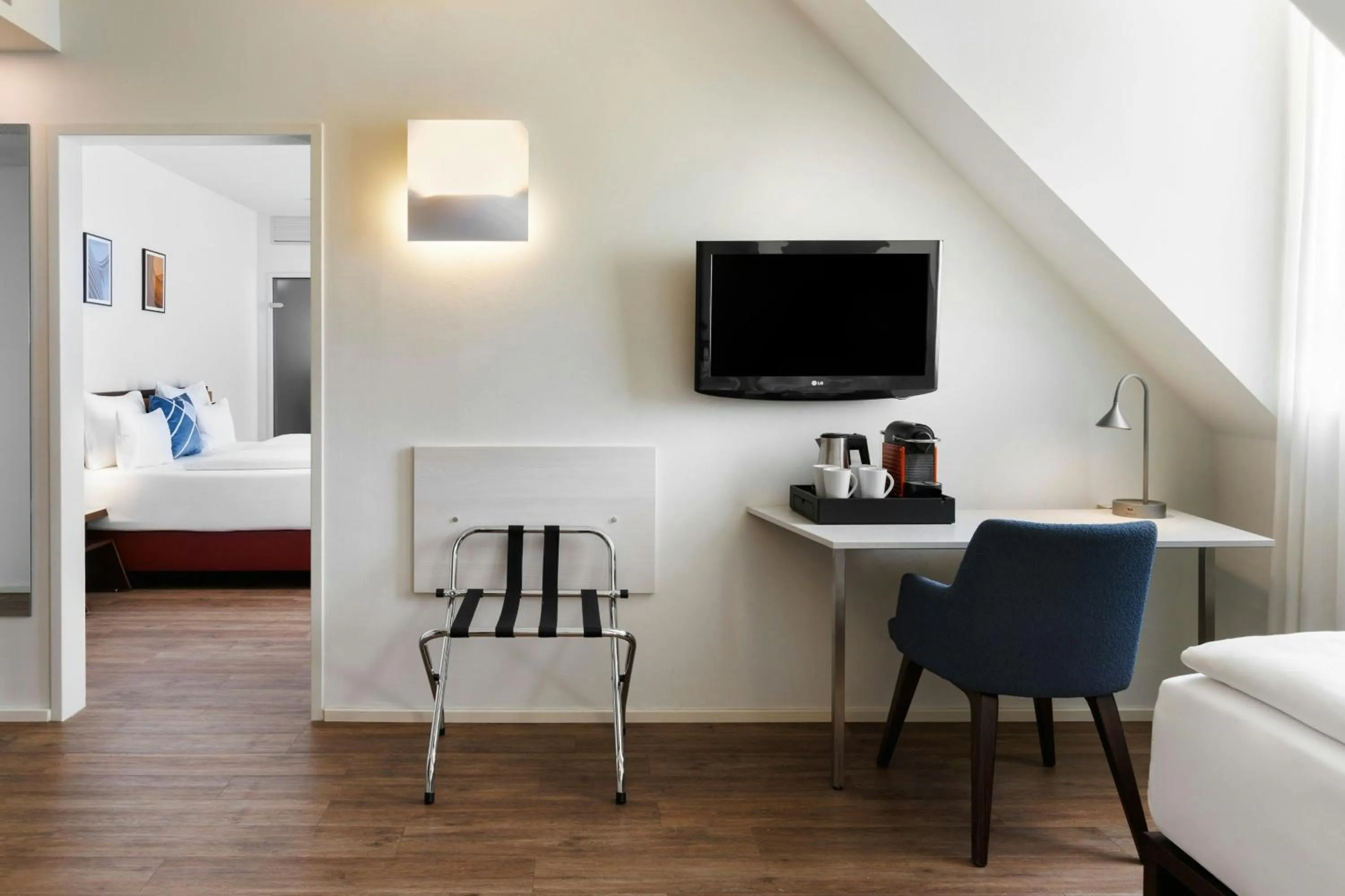 Photo of the whole room, Bed in Four Points Flex by Sheraton Vienna Hauptbahnhof