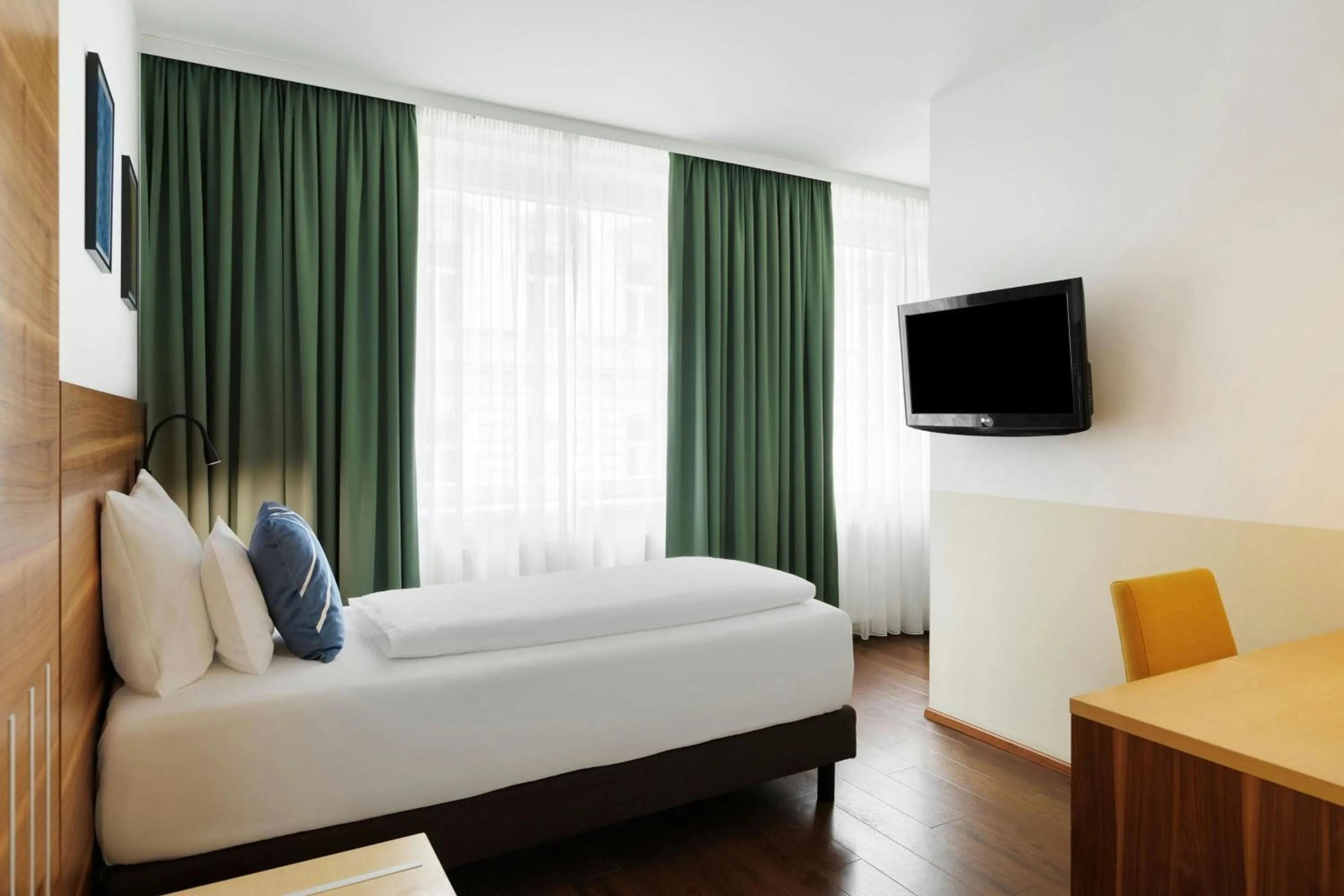 Photo of the whole room, Bed in Four Points Flex by Sheraton Vienna Hauptbahnhof
