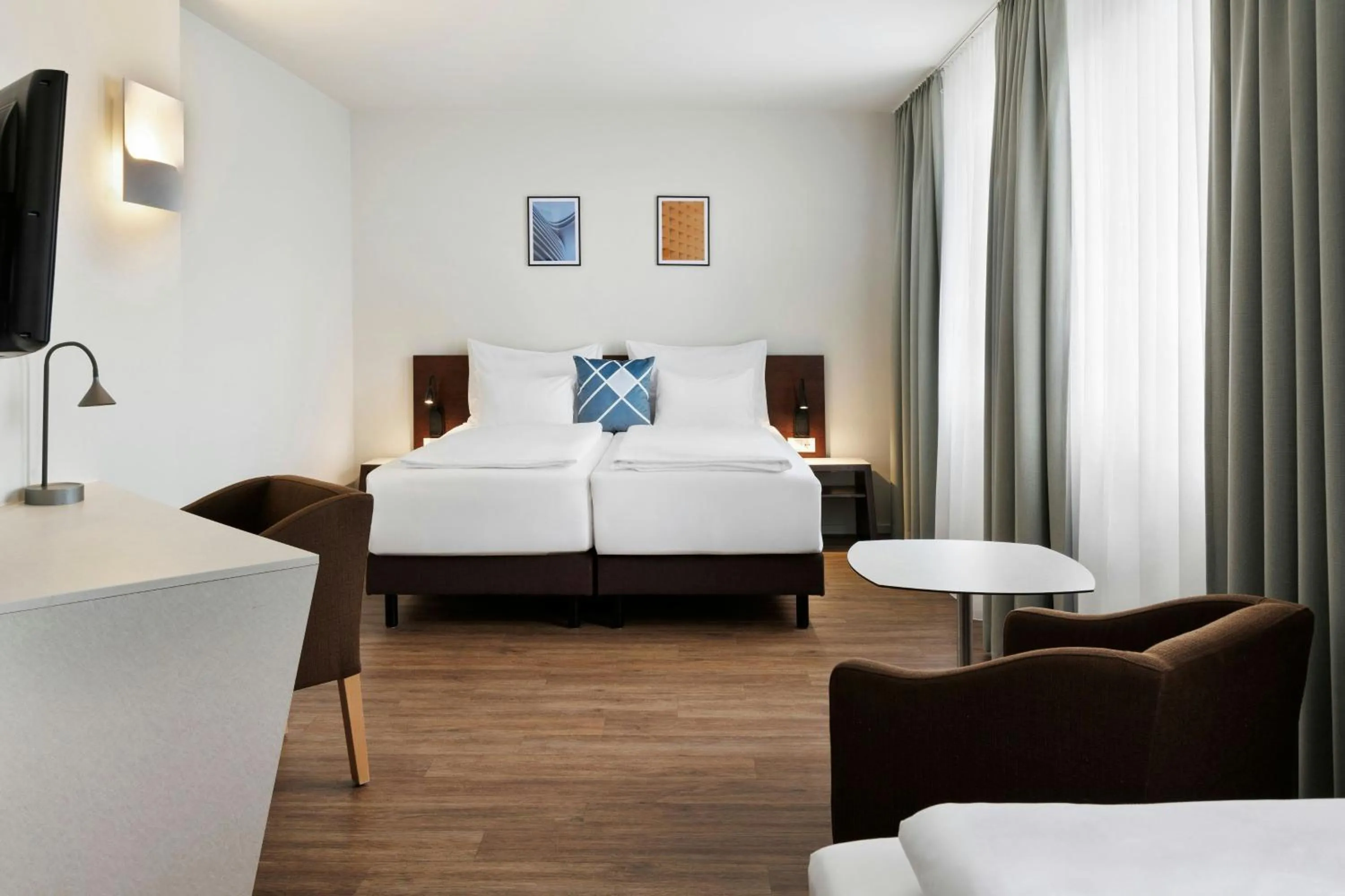 Photo of the whole room, Bed in Four Points Flex by Sheraton Vienna Hauptbahnhof