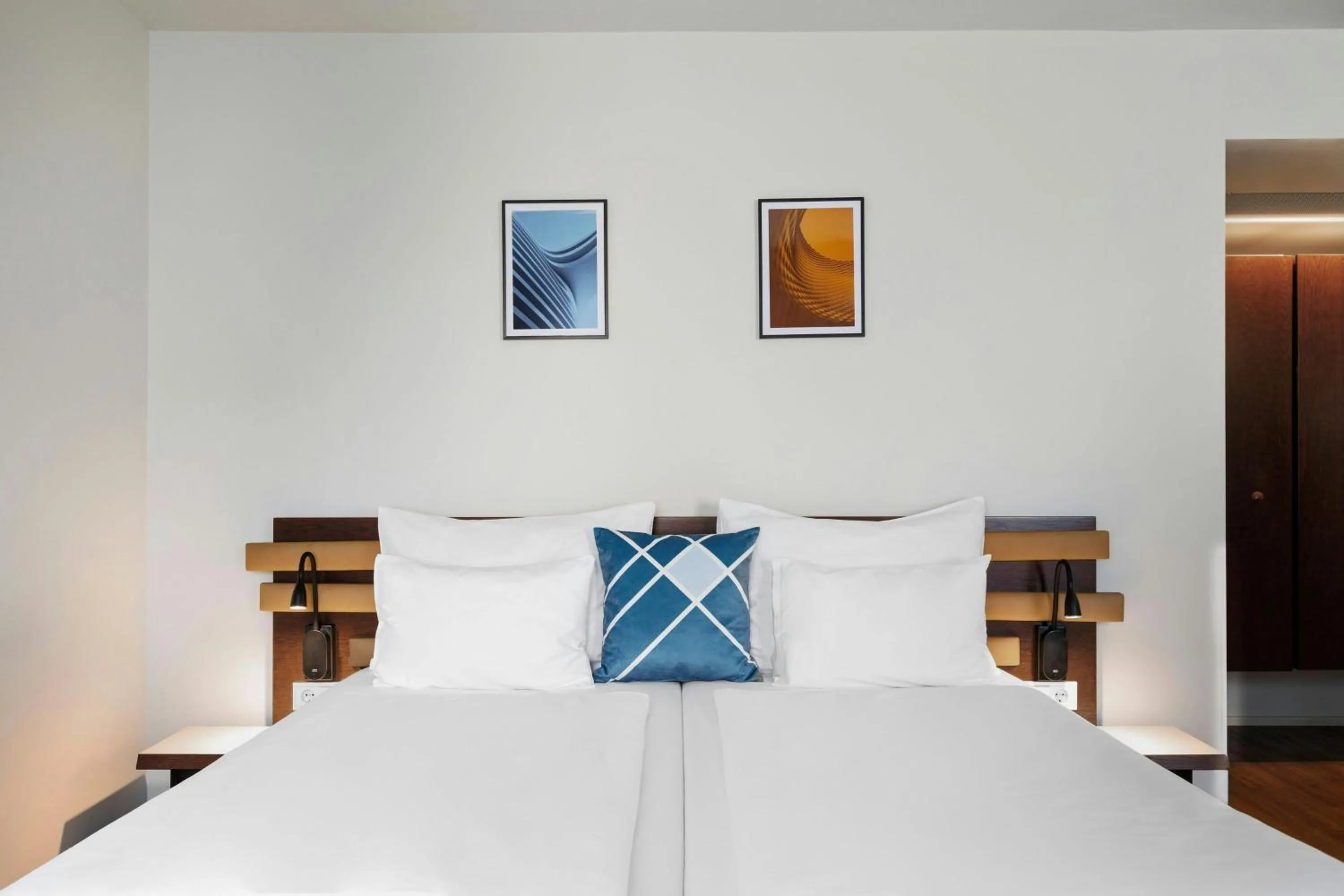 Photo of the whole room, Bed in Four Points Flex by Sheraton Vienna Hauptbahnhof