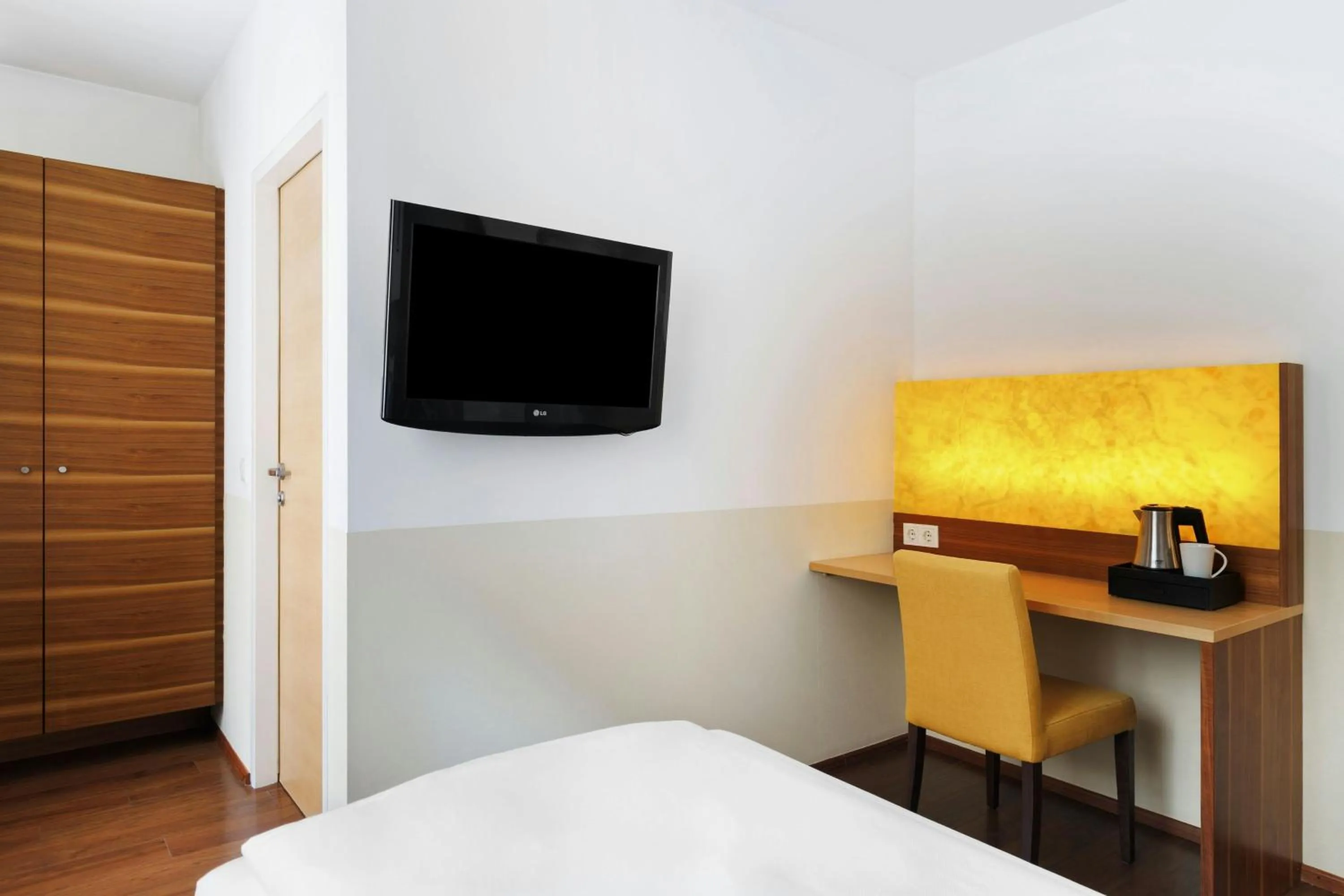 Photo of the whole room, Bed in Four Points Flex by Sheraton Vienna Hauptbahnhof