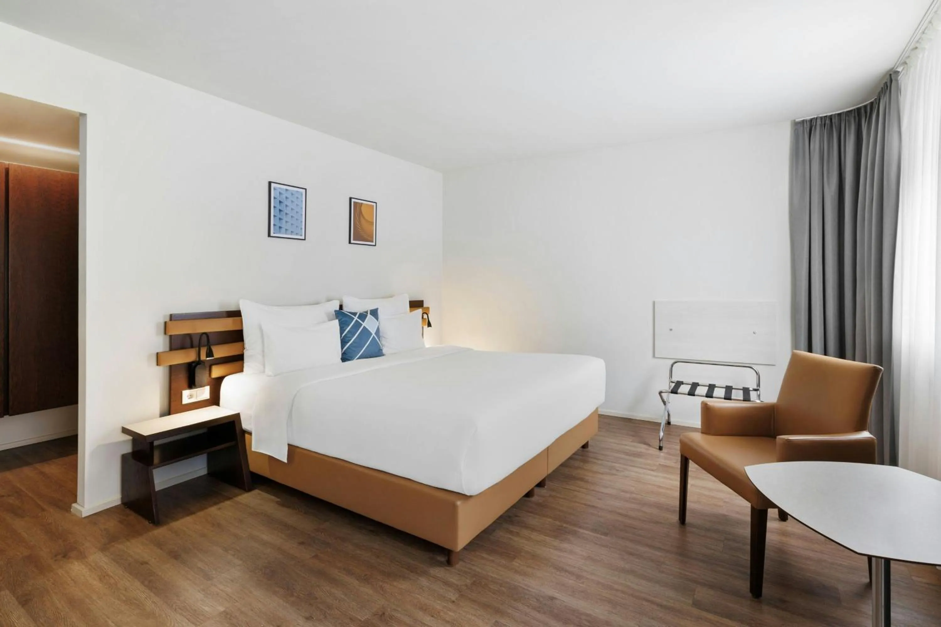 Photo of the whole room, Bed in Four Points Flex by Sheraton Vienna Hauptbahnhof