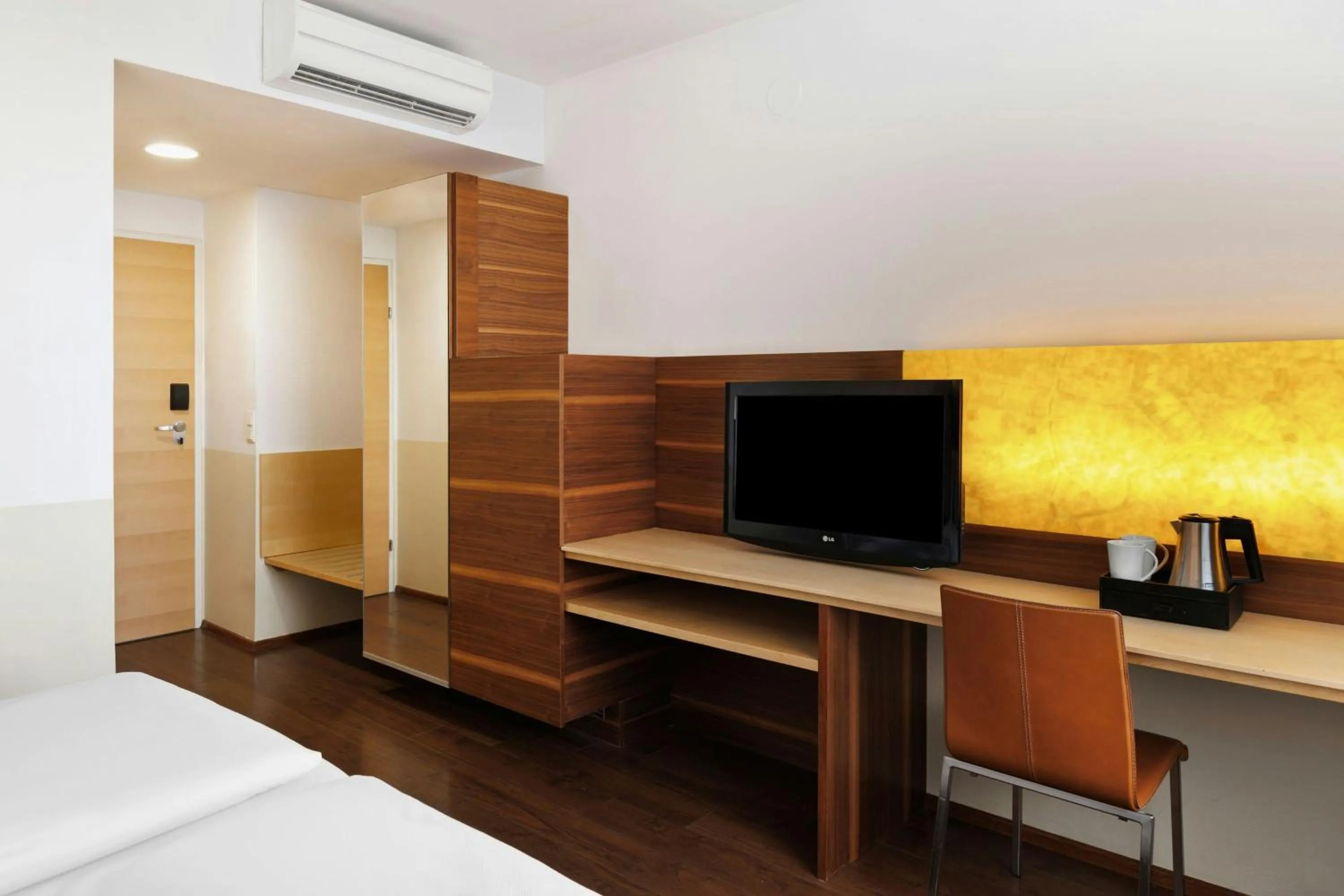 Photo of the whole room, Bed in Four Points Flex by Sheraton Vienna Hauptbahnhof