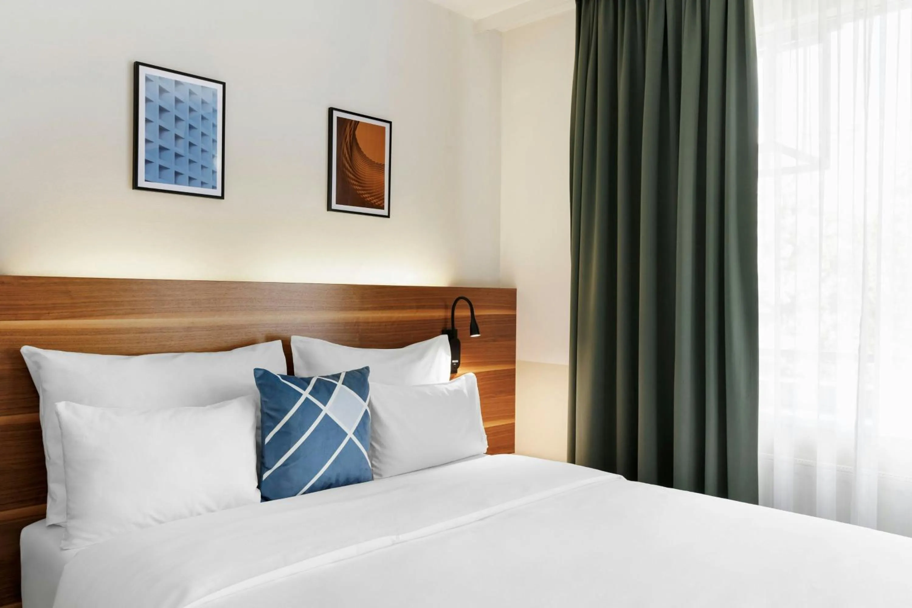 Photo of the whole room, Bed in Four Points Flex by Sheraton Vienna Hauptbahnhof