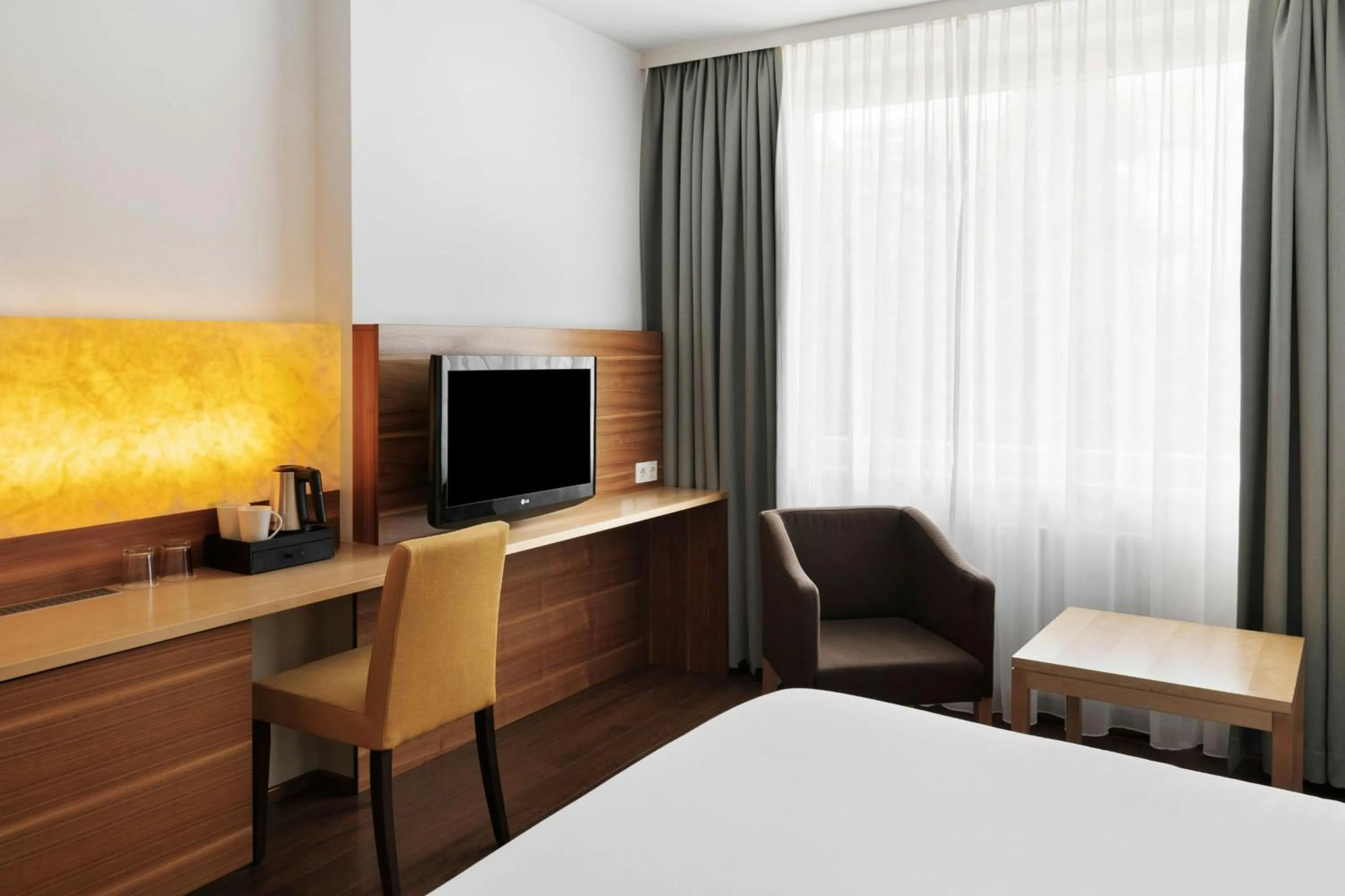 Photo of the whole room, Bed in Four Points Flex by Sheraton Vienna Hauptbahnhof