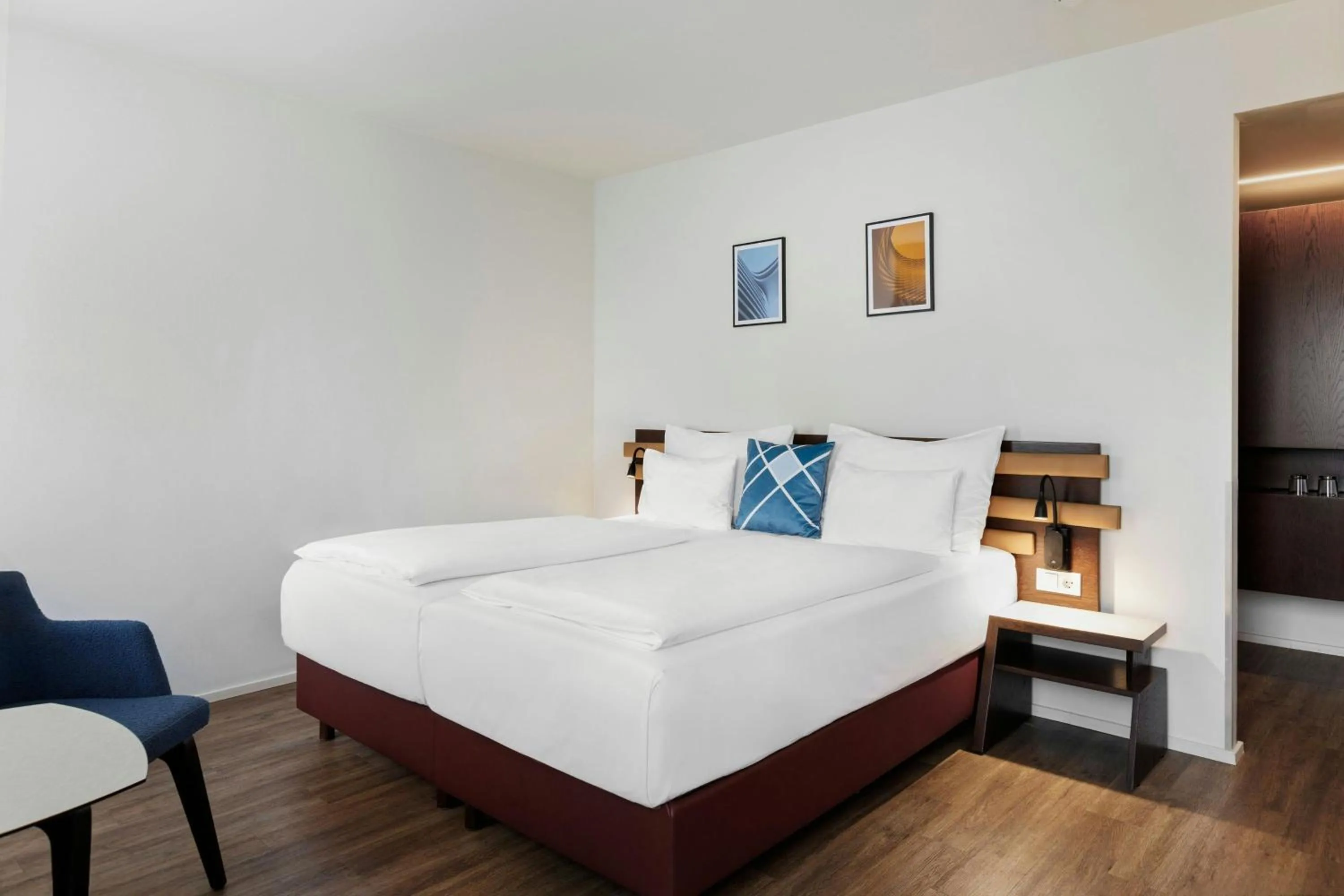Photo of the whole room, Bed in Four Points Flex by Sheraton Vienna Hauptbahnhof