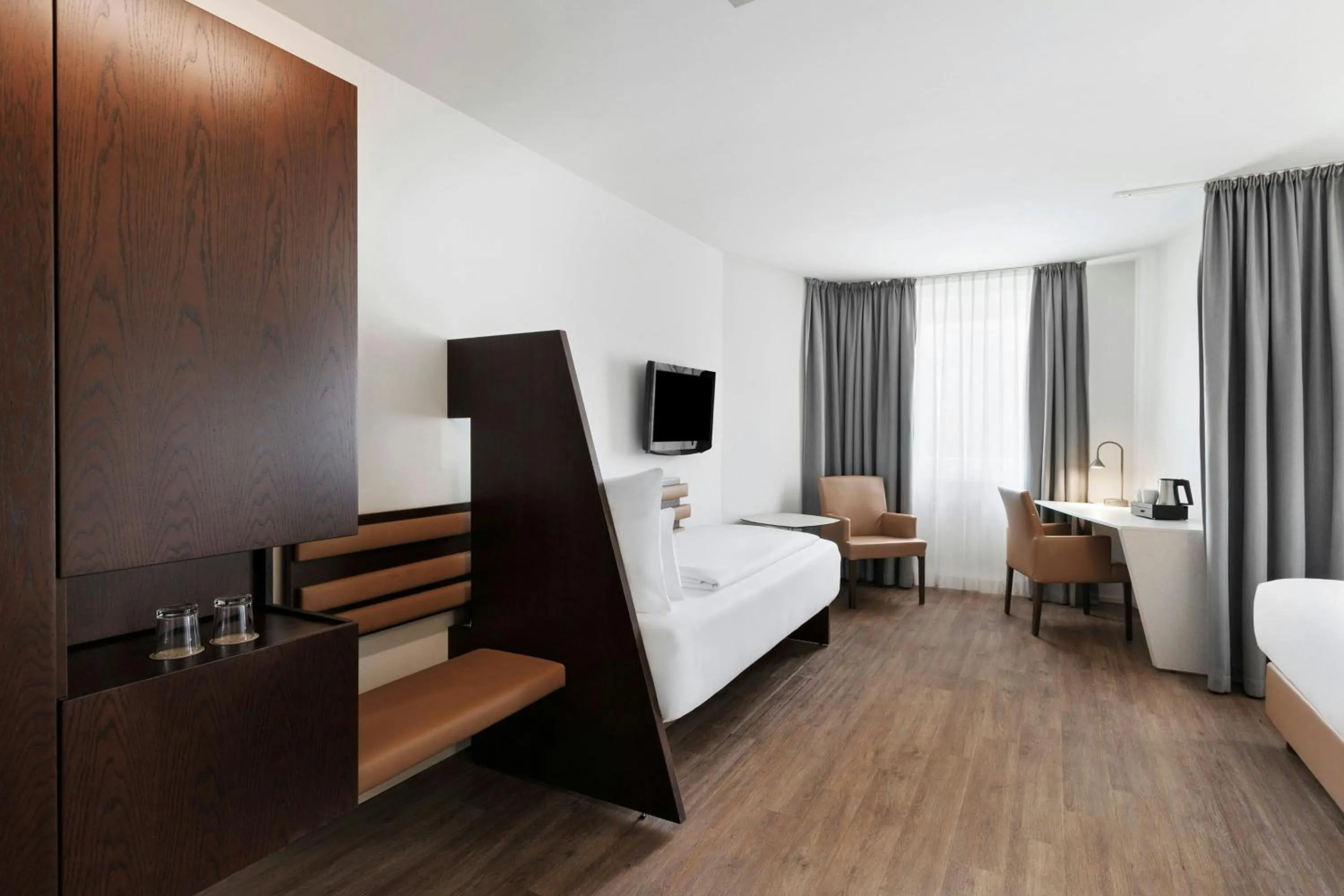 Photo of the whole room, Bed in Four Points Flex by Sheraton Vienna Hauptbahnhof