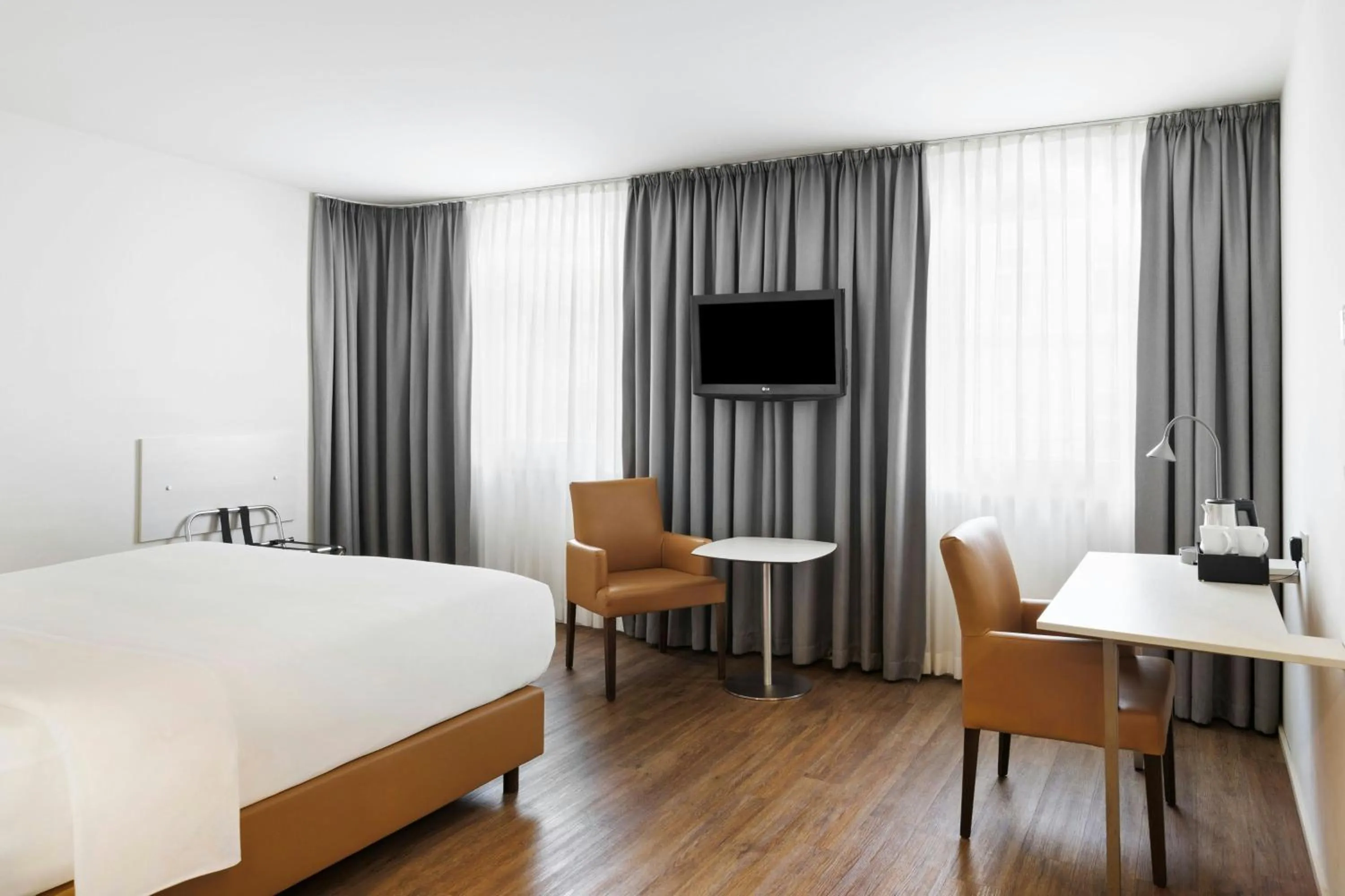 Photo of the whole room, Bed in Four Points Flex by Sheraton Vienna Hauptbahnhof