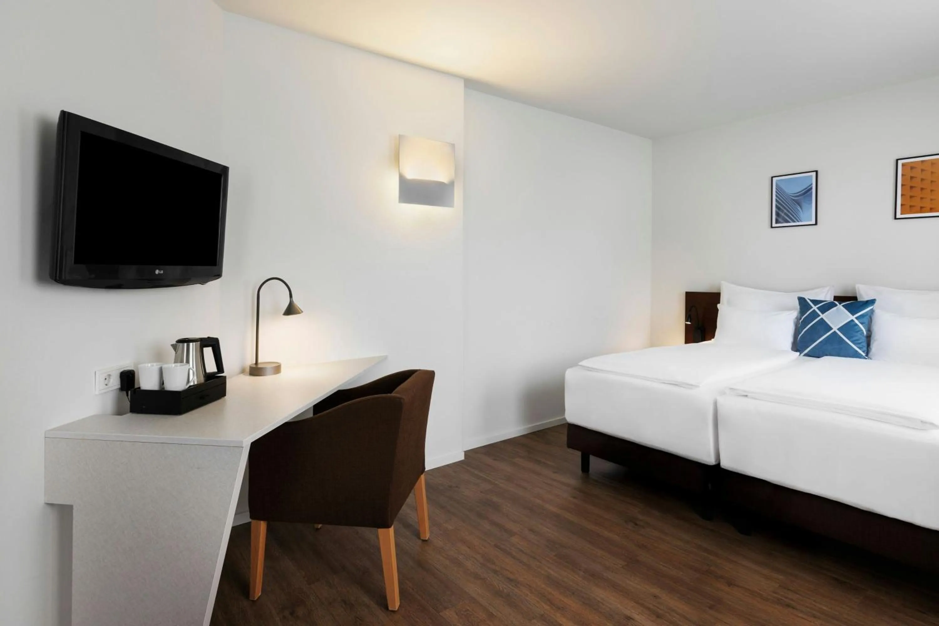 Photo of the whole room, Bed in Four Points Flex by Sheraton Vienna Hauptbahnhof
