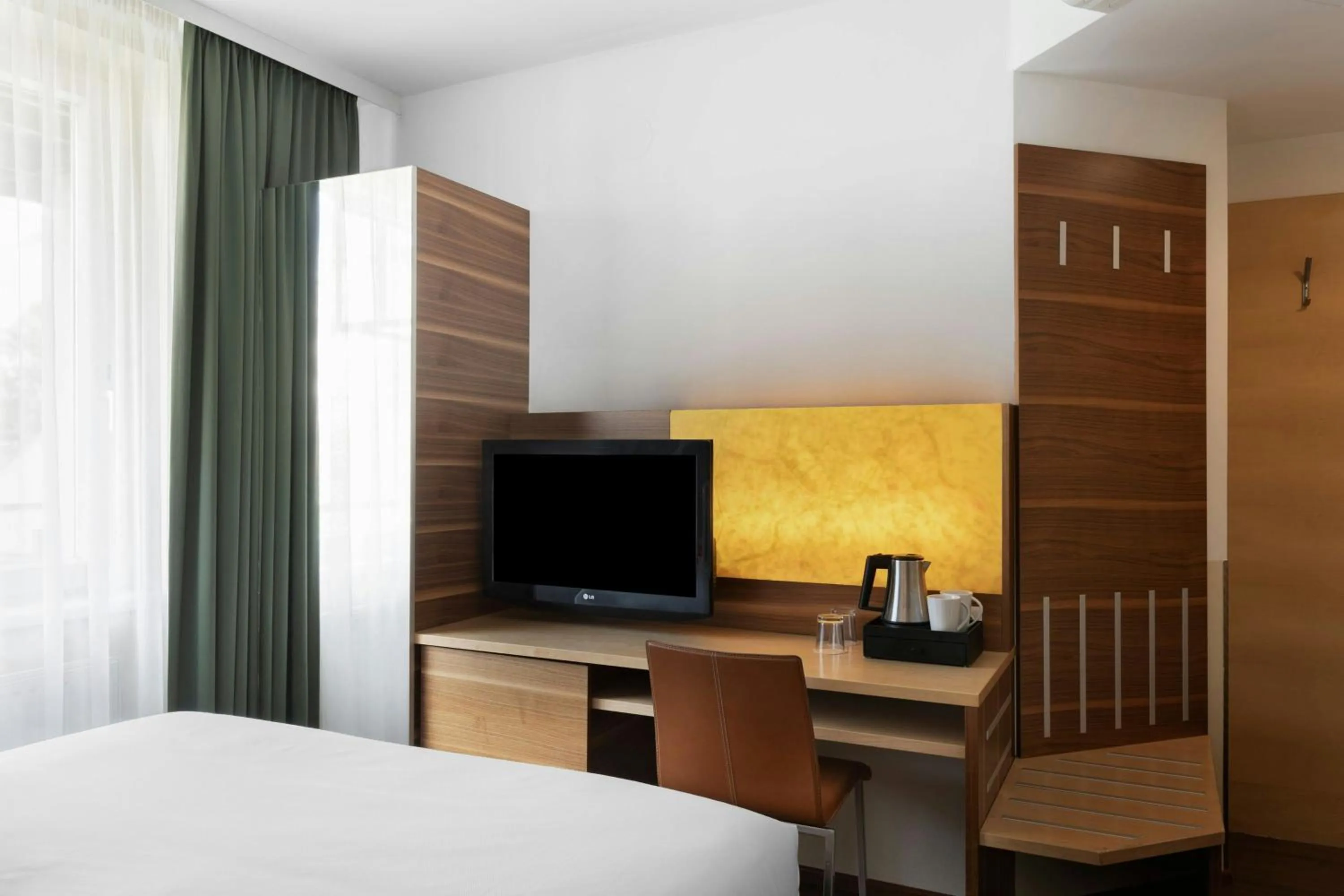Photo of the whole room, Bed in Four Points Flex by Sheraton Vienna Hauptbahnhof