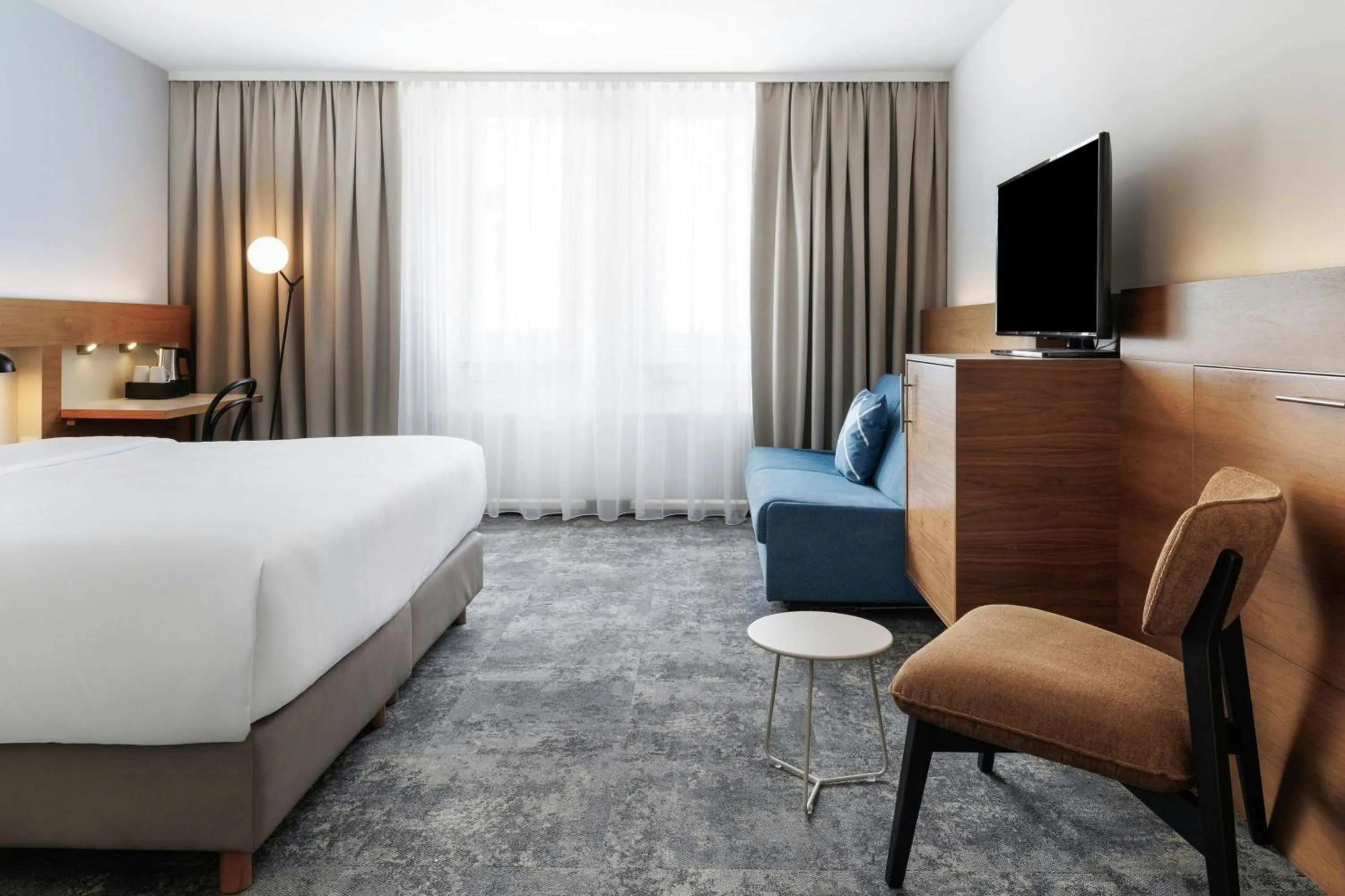 Photo of the whole room, Bed in Four Points Flex by Sheraton Vienna Mariahilf
