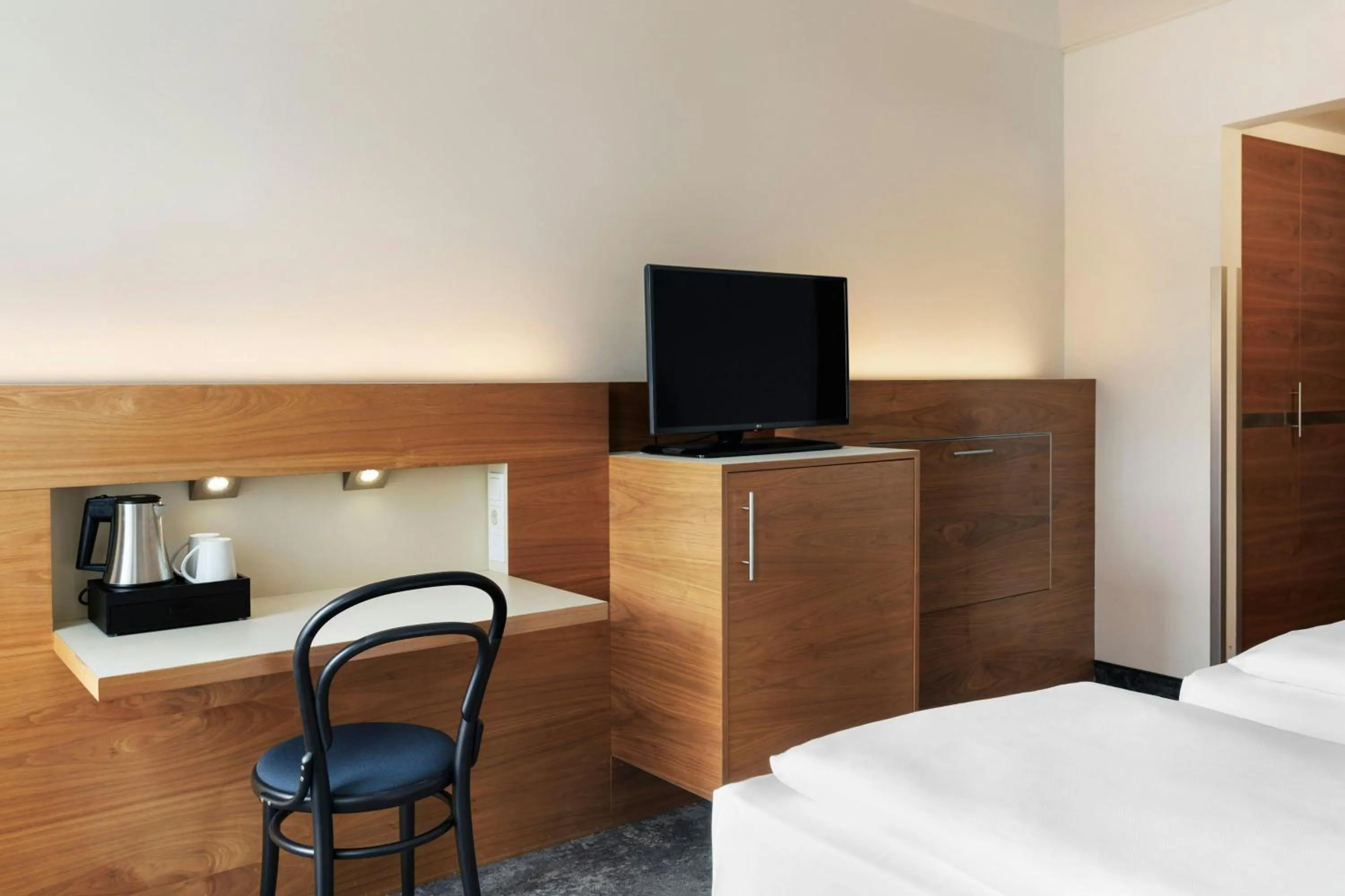 Photo of the whole room, Bed in Four Points Flex by Sheraton Vienna Mariahilf
