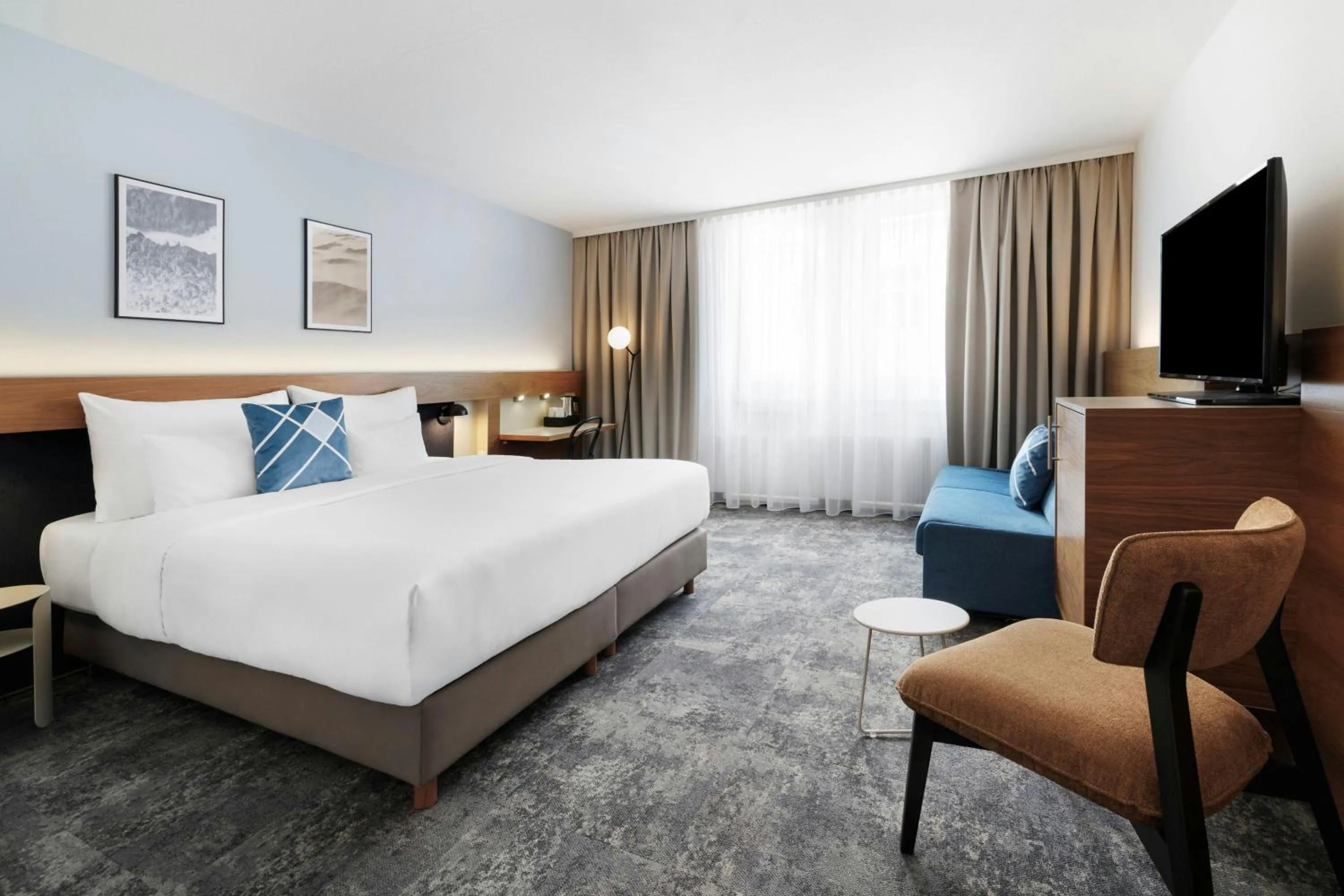 Photo of the whole room, Bed in Four Points Flex by Sheraton Vienna Mariahilf