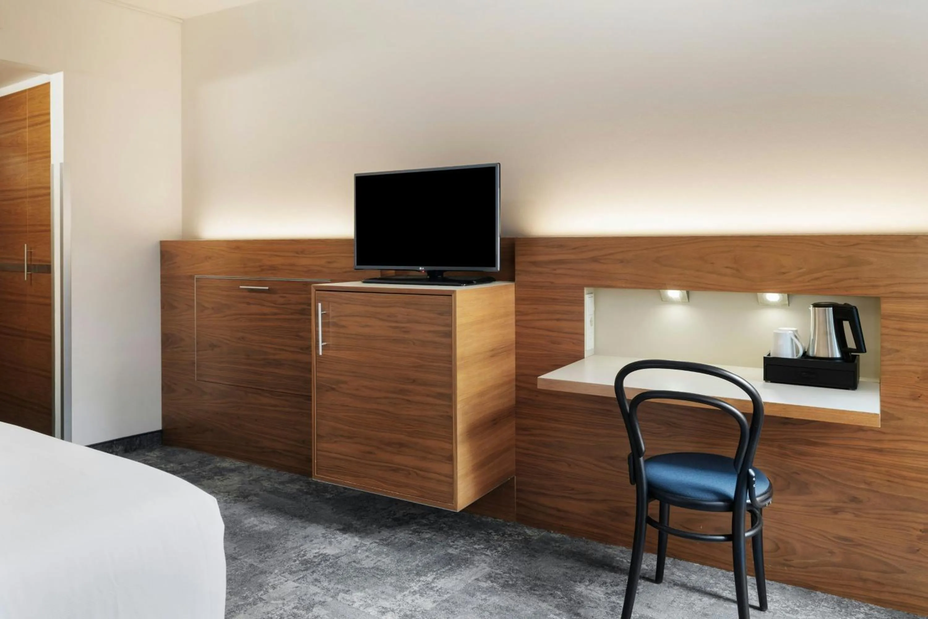 Photo of the whole room, Bed in Four Points Flex by Sheraton Vienna Mariahilf