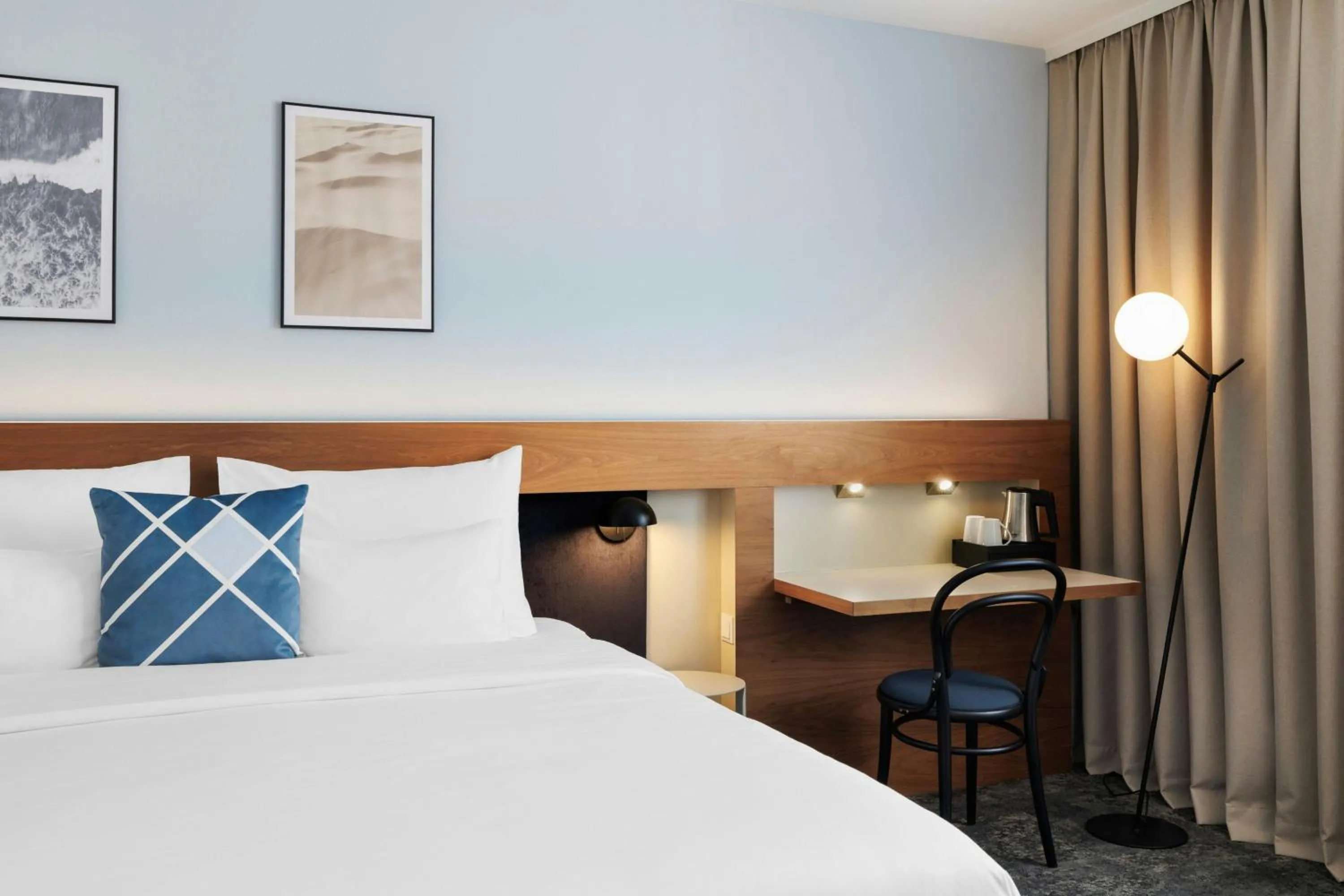 Photo of the whole room, Bed in Four Points Flex by Sheraton Vienna Mariahilf