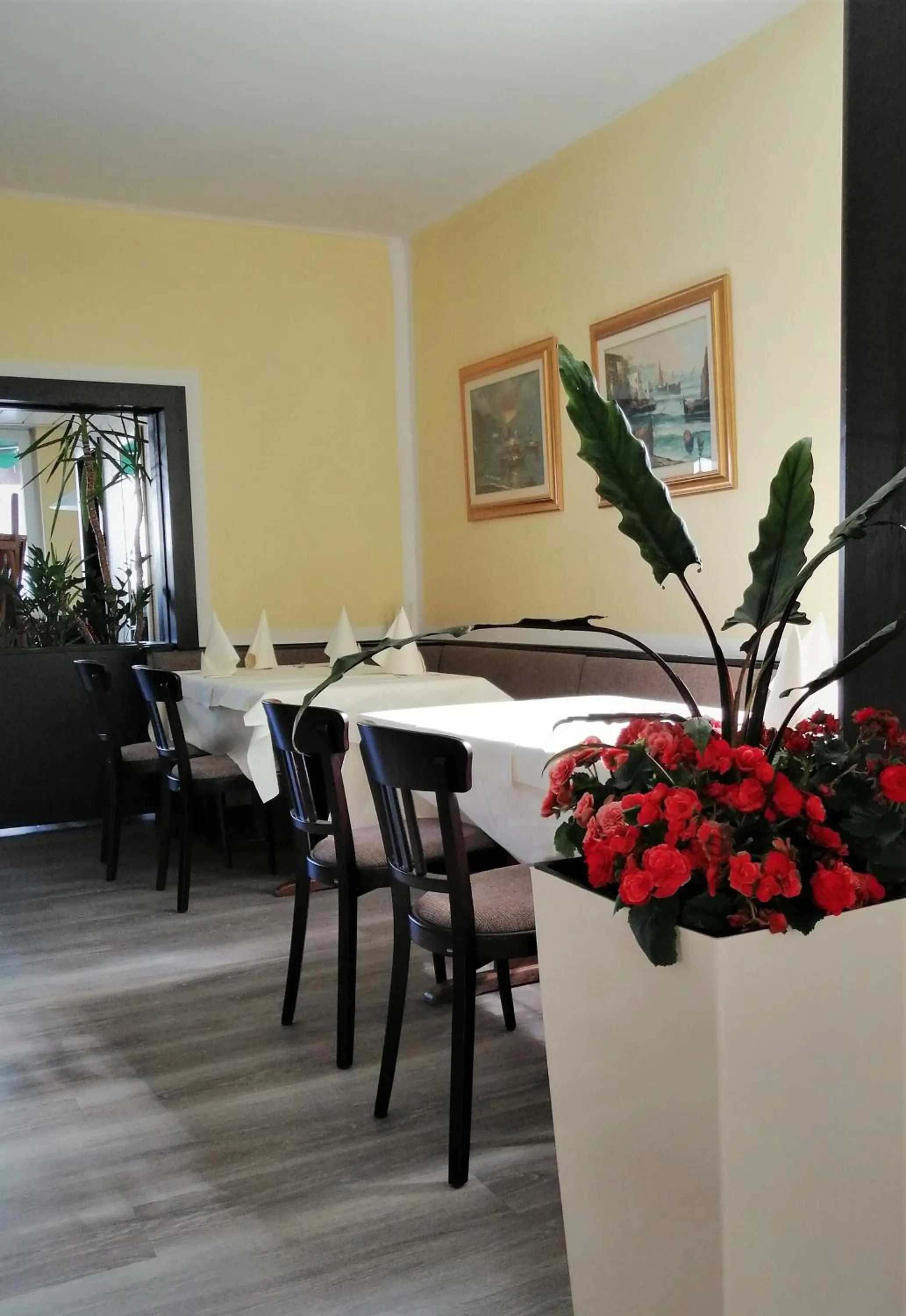 Restaurant/places to eat in Landhotel Schuff