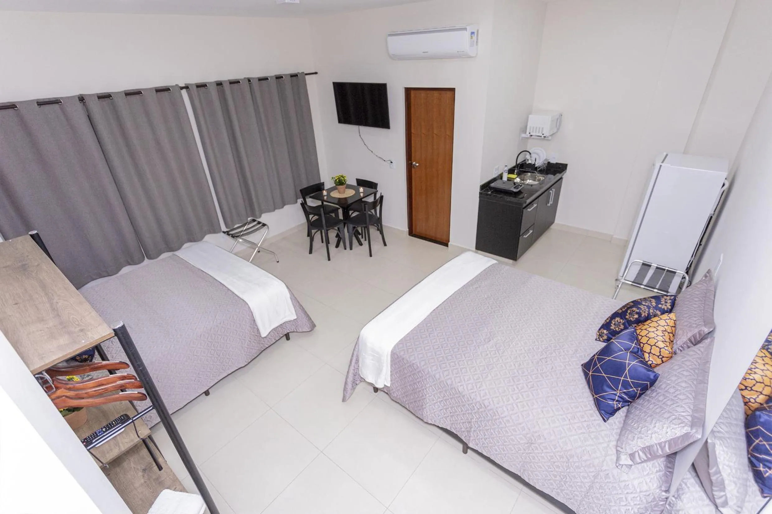 Kitchen or kitchenette, Bed in Hotel Amsterdam Suítes