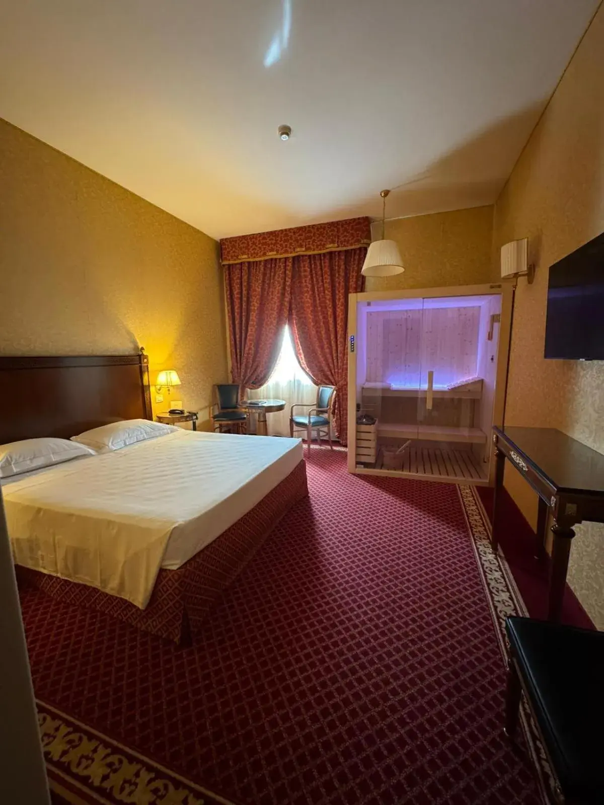 Suite with Sauna and Hot Tub in Hotel Maxim Suite with Sauna and Hot Tub in Hotel Maxim