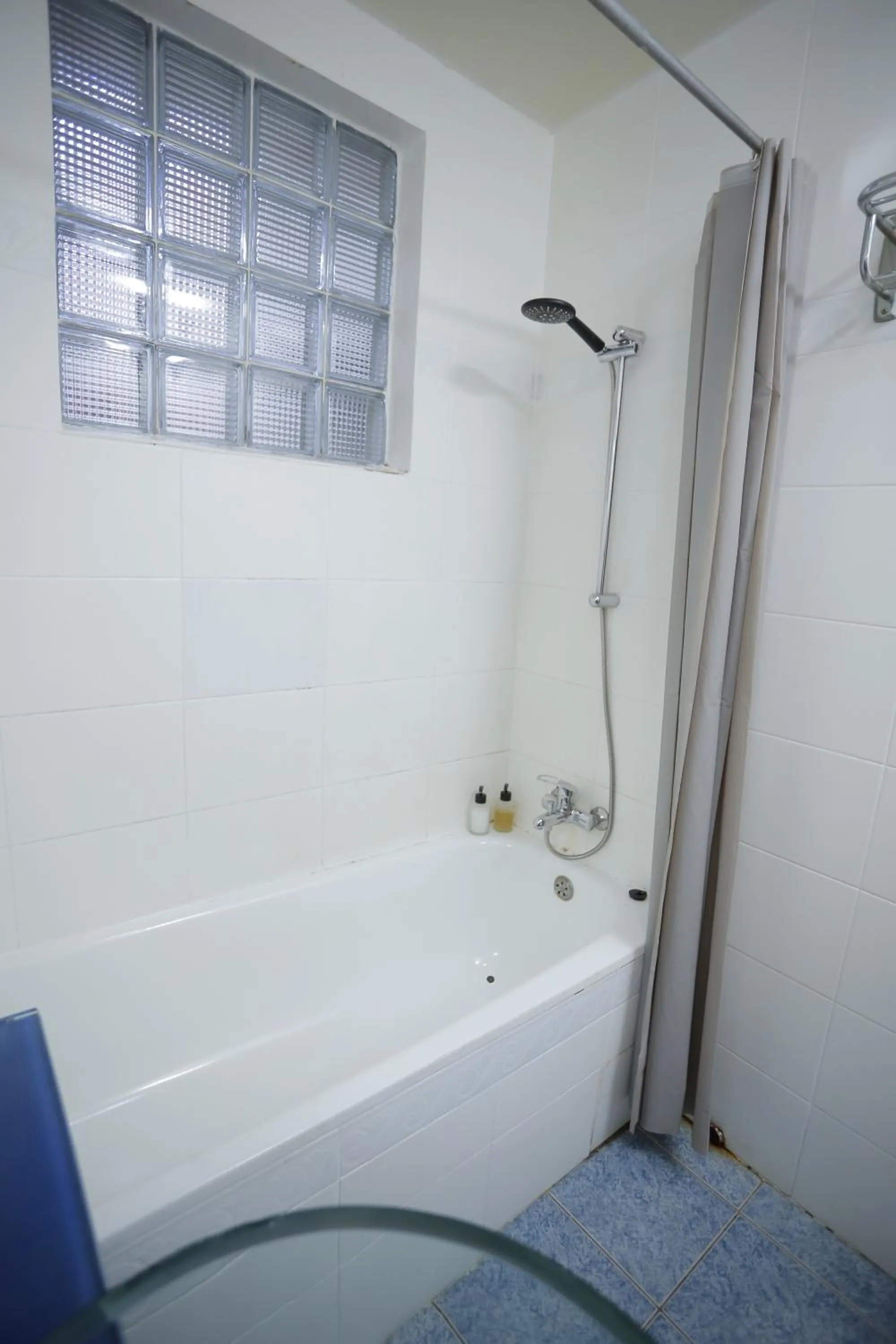 Shower in Hotel de L'Avenue - Tana City Centre