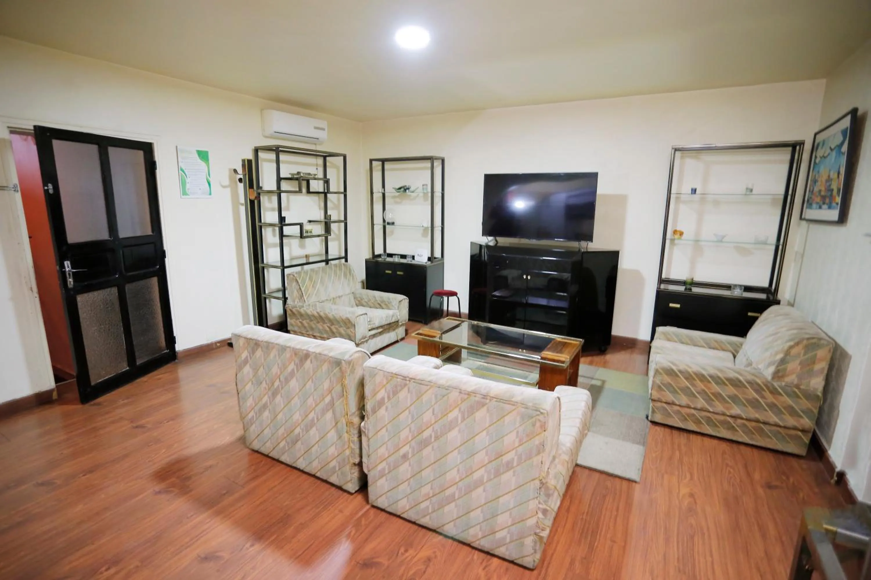 Communal lounge/ TV room in Hotel de L'Avenue - Tana City Centre