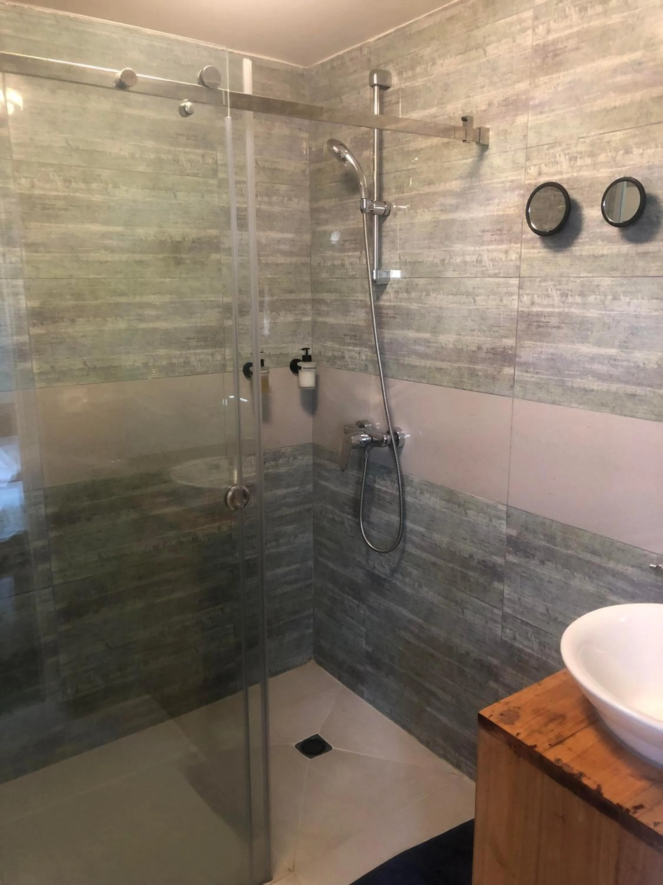 Shower in Hotel de L'Avenue - Tana City Centre