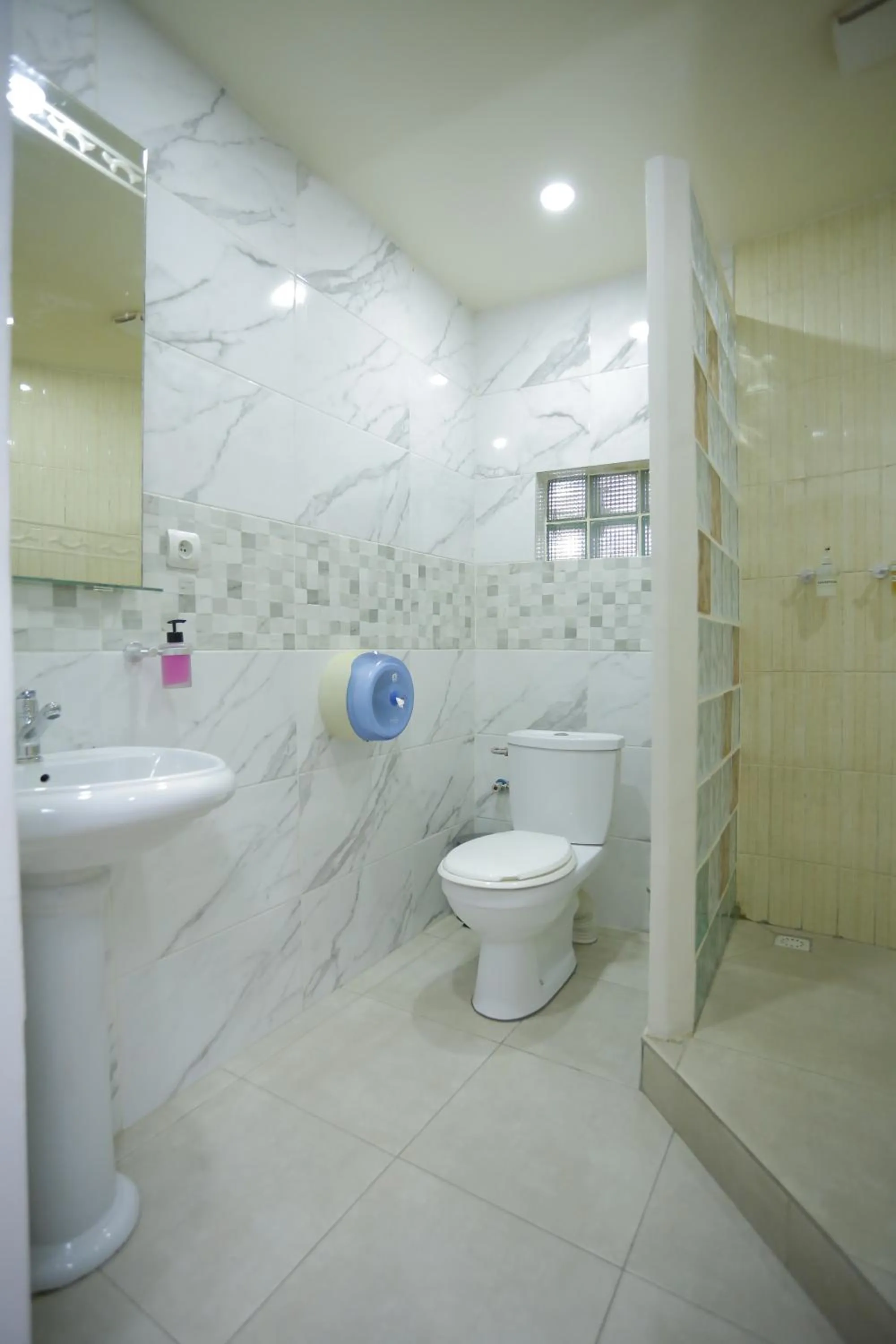 Shower in Hotel de L'Avenue - Tana City Centre