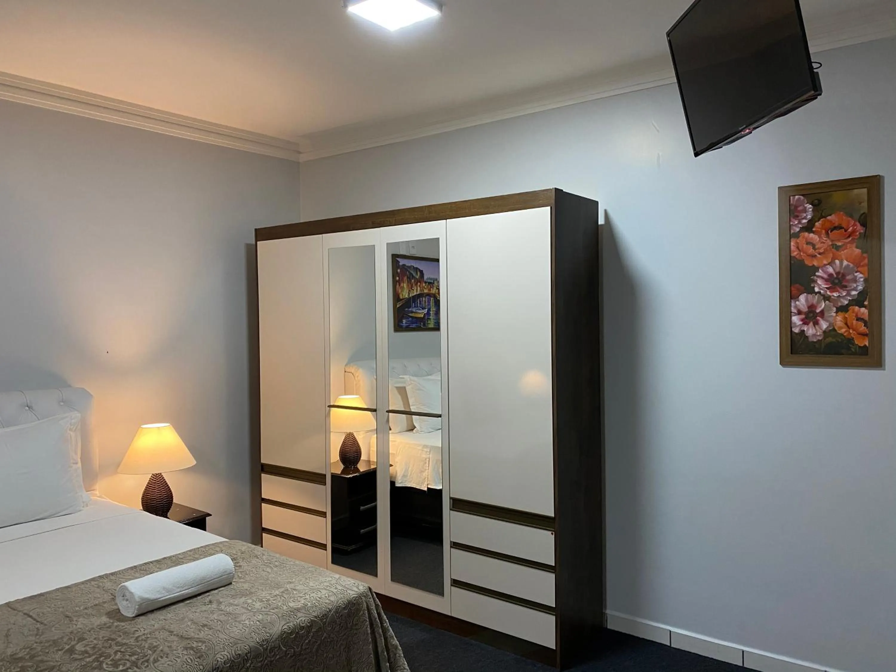 Bed in Quarto Luxo Silver