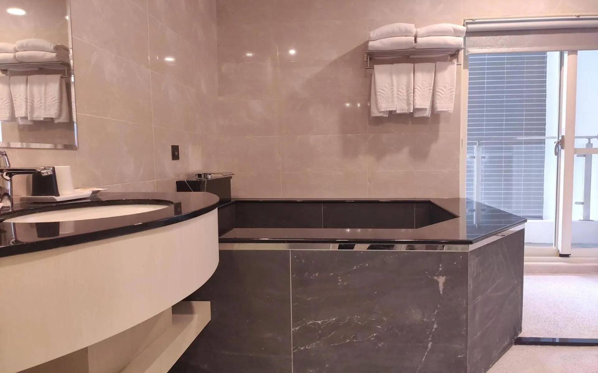 Bathroom in Muen Yuan Dong Hot Spring Hotel