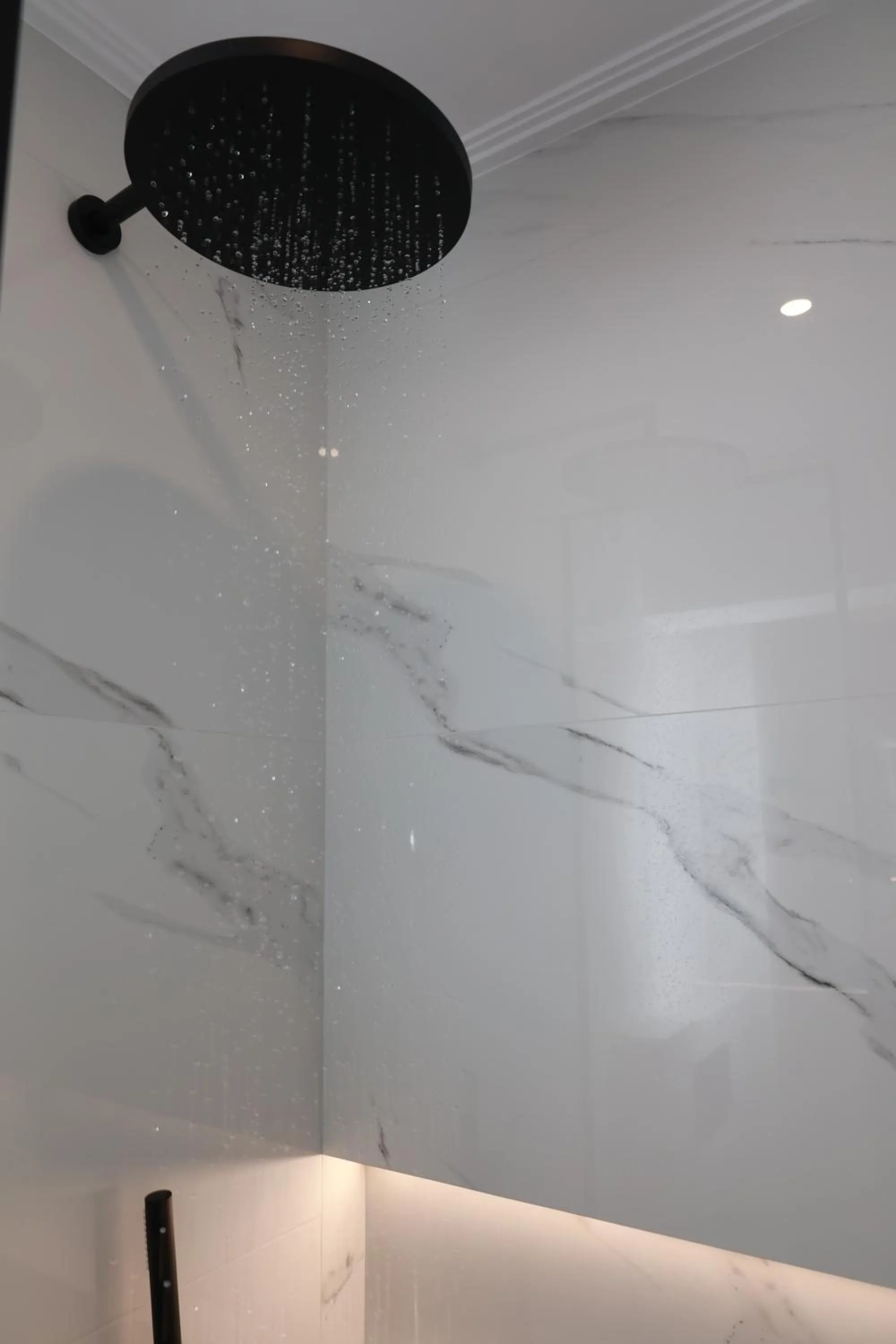 Shower in Paris-Irini Studios And Apartments