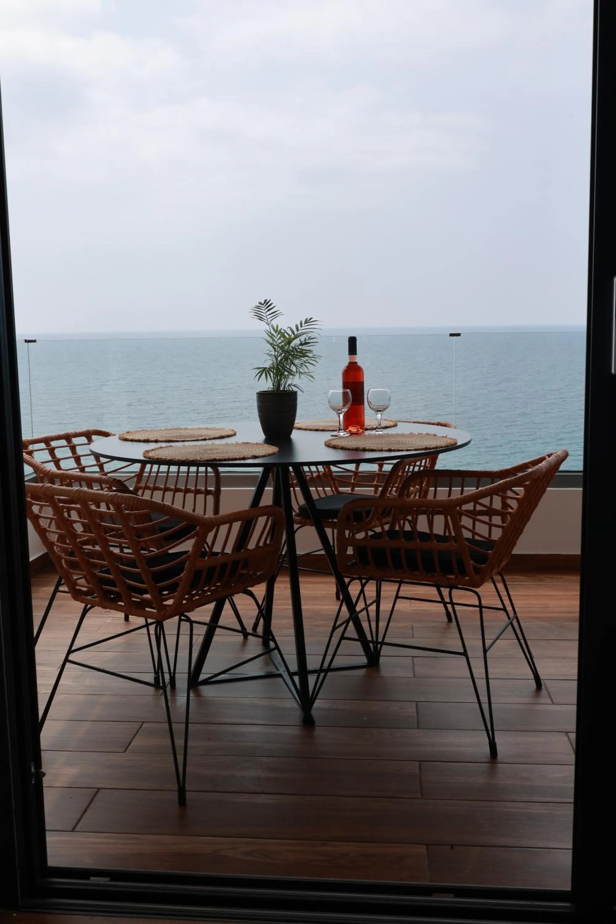 Spring in Paris-Irini Studios And Apartments