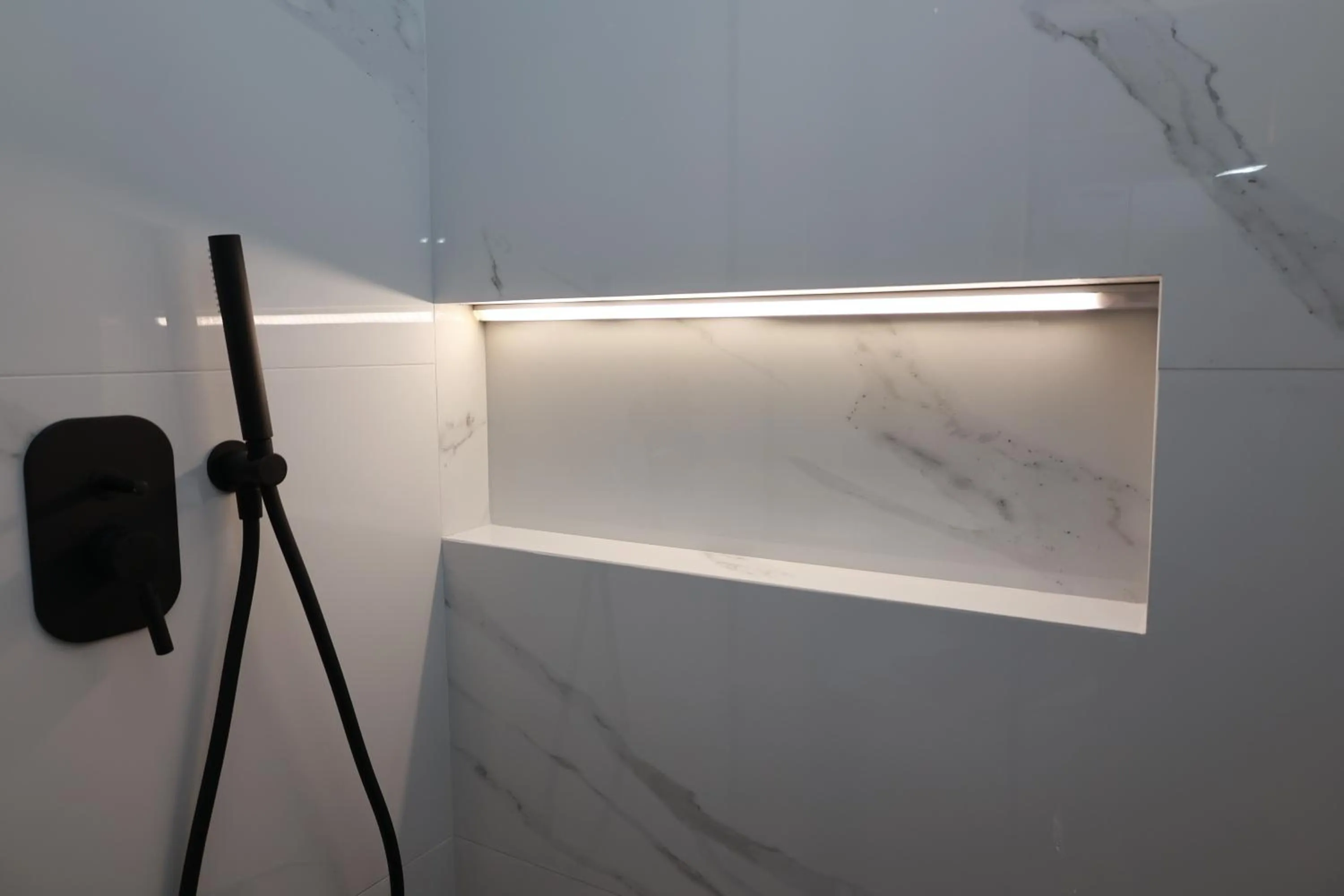 Shower in Paris-Irini Studios And Apartments