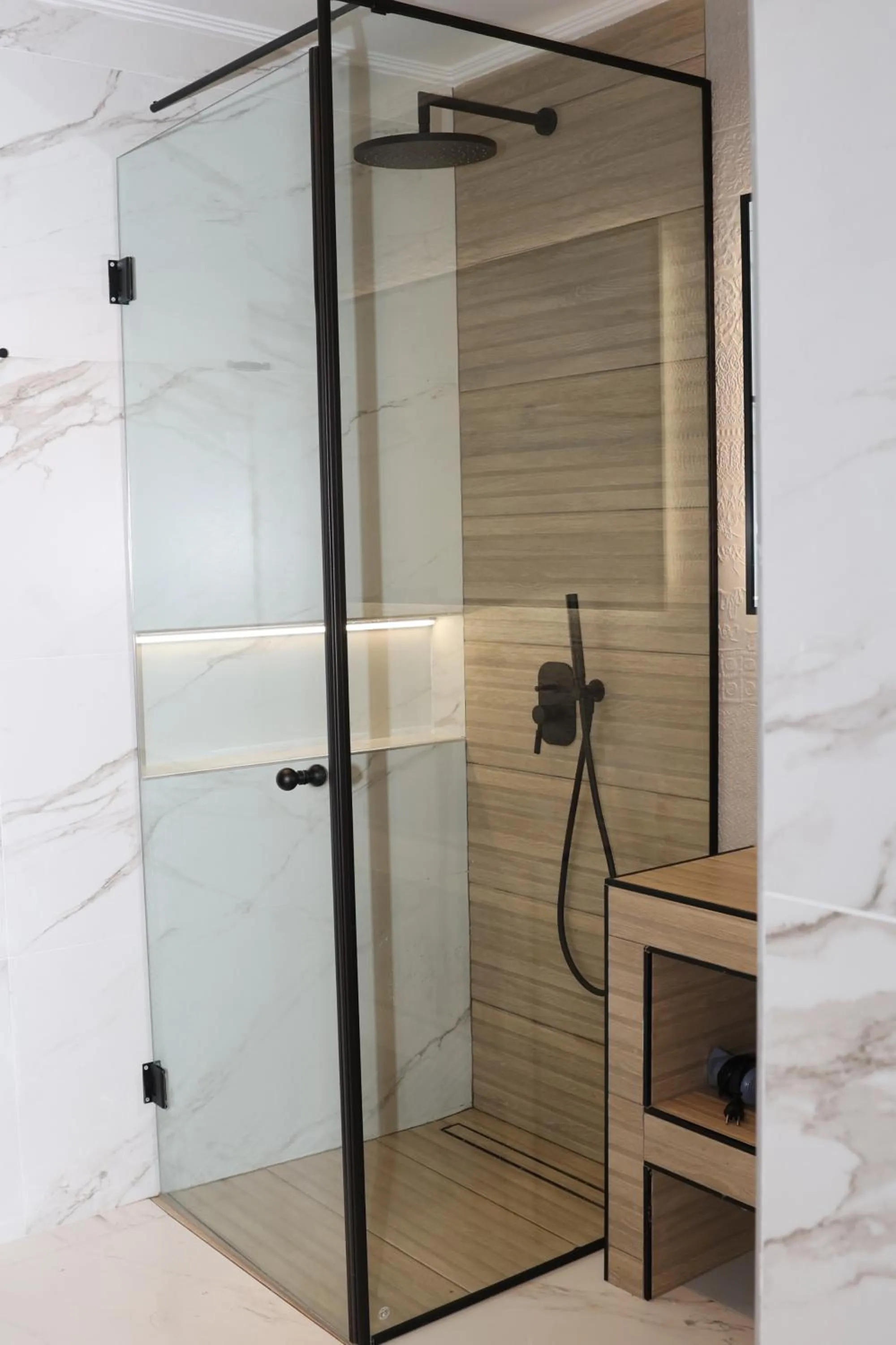 Shower in Paris-Irini Studios And Apartments