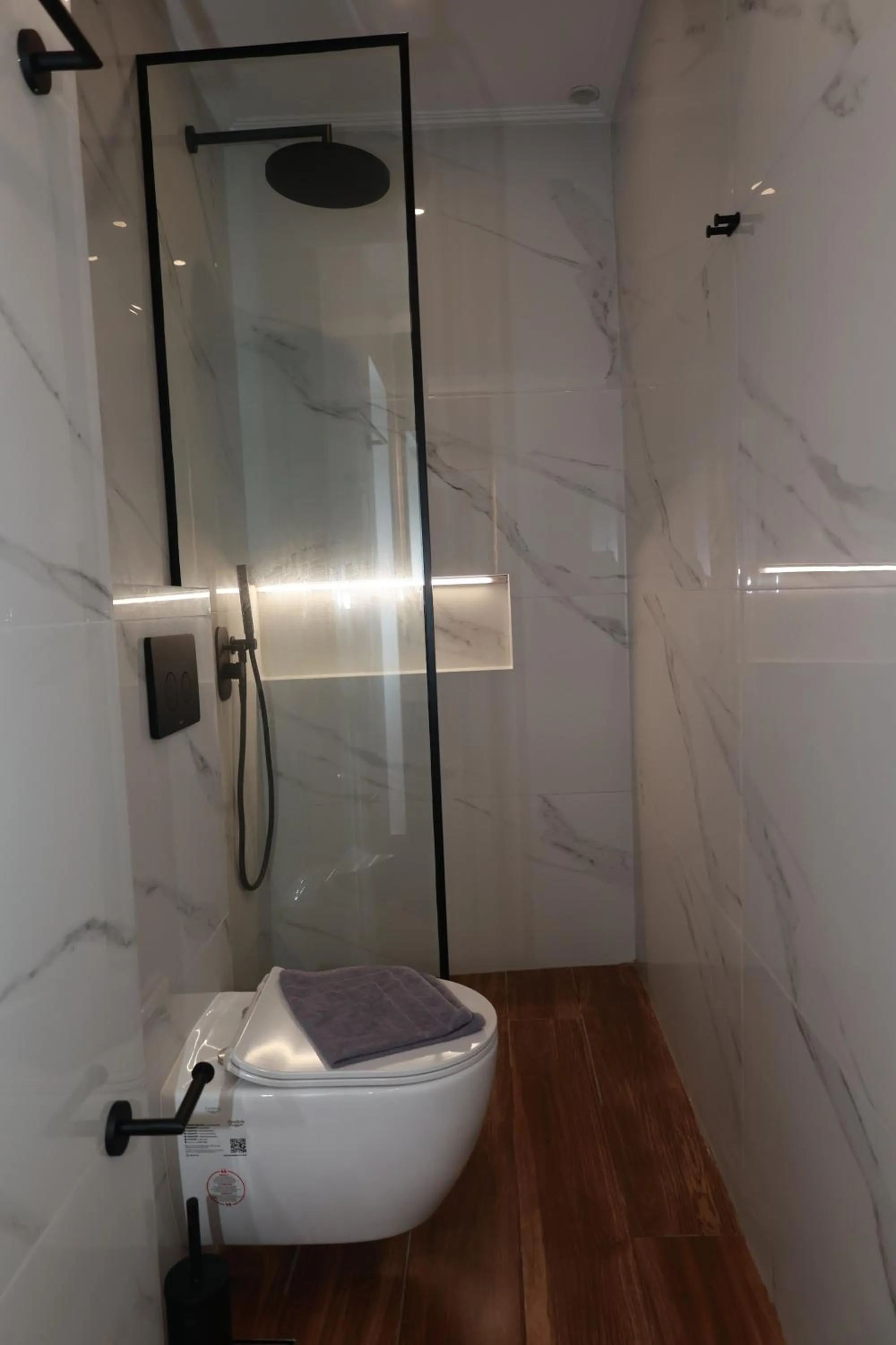 Shower in Paris-Irini Studios And Apartments