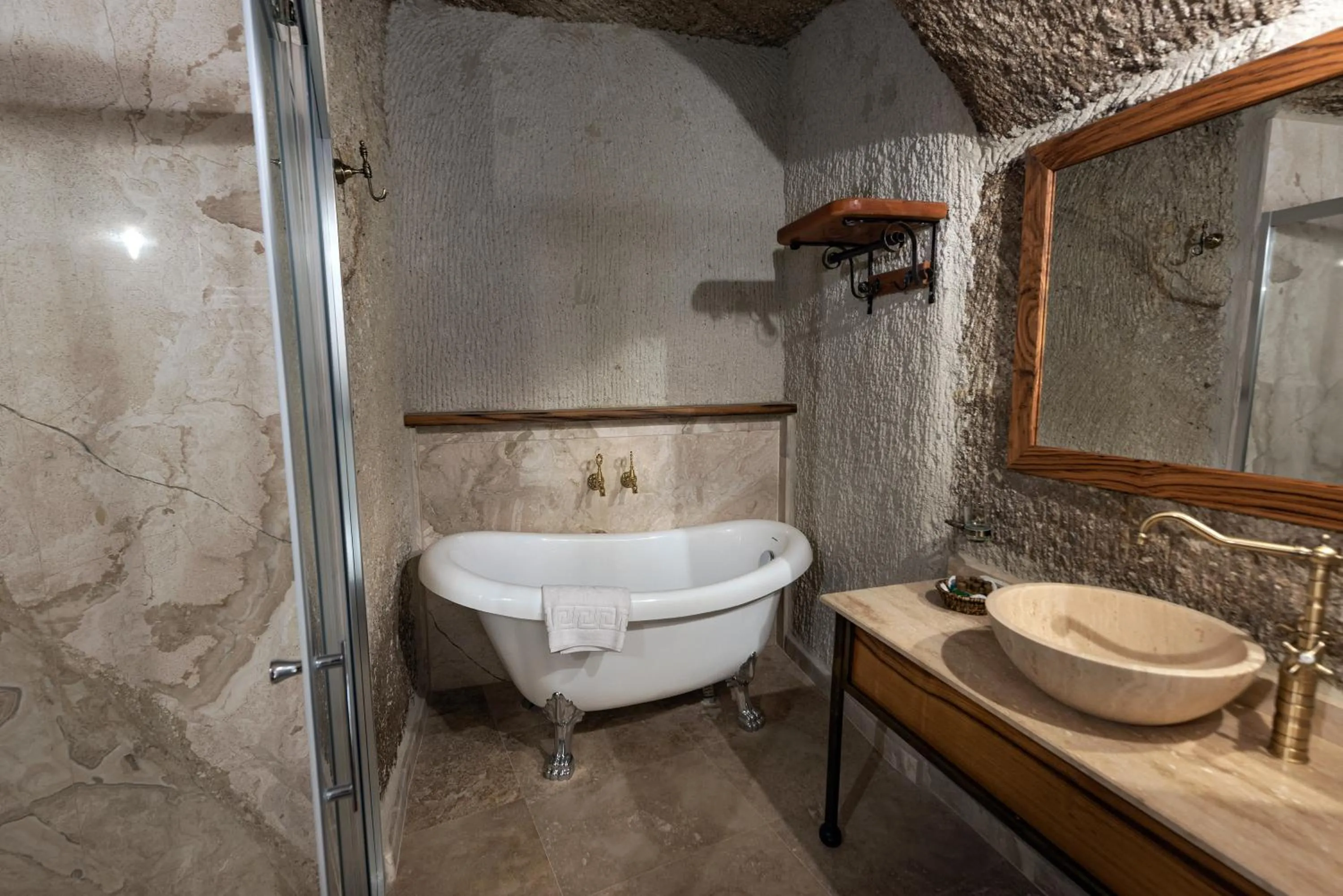 Bathroom in Sarnich Cave Suites