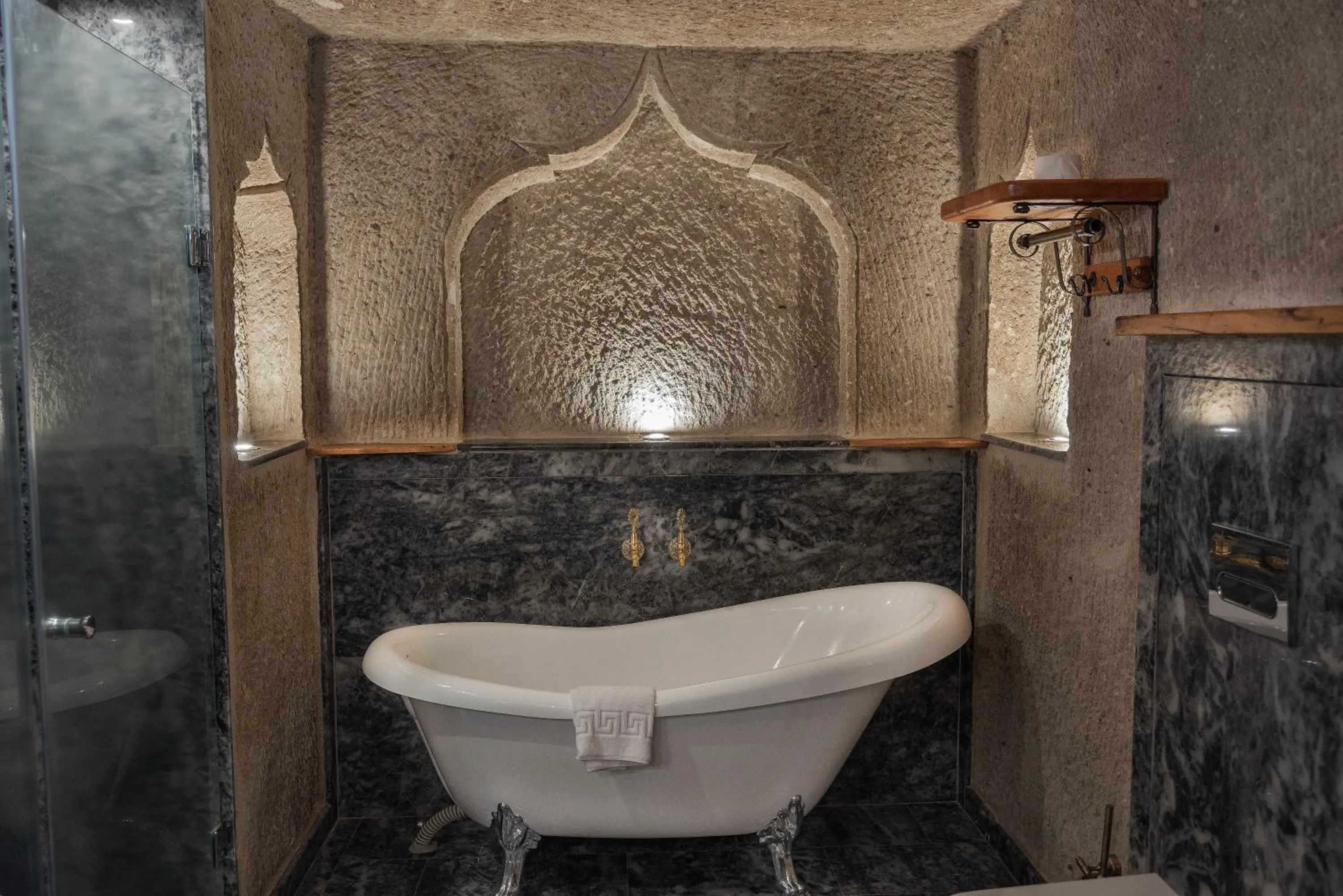 Bathroom in Sarnich Cave Suites