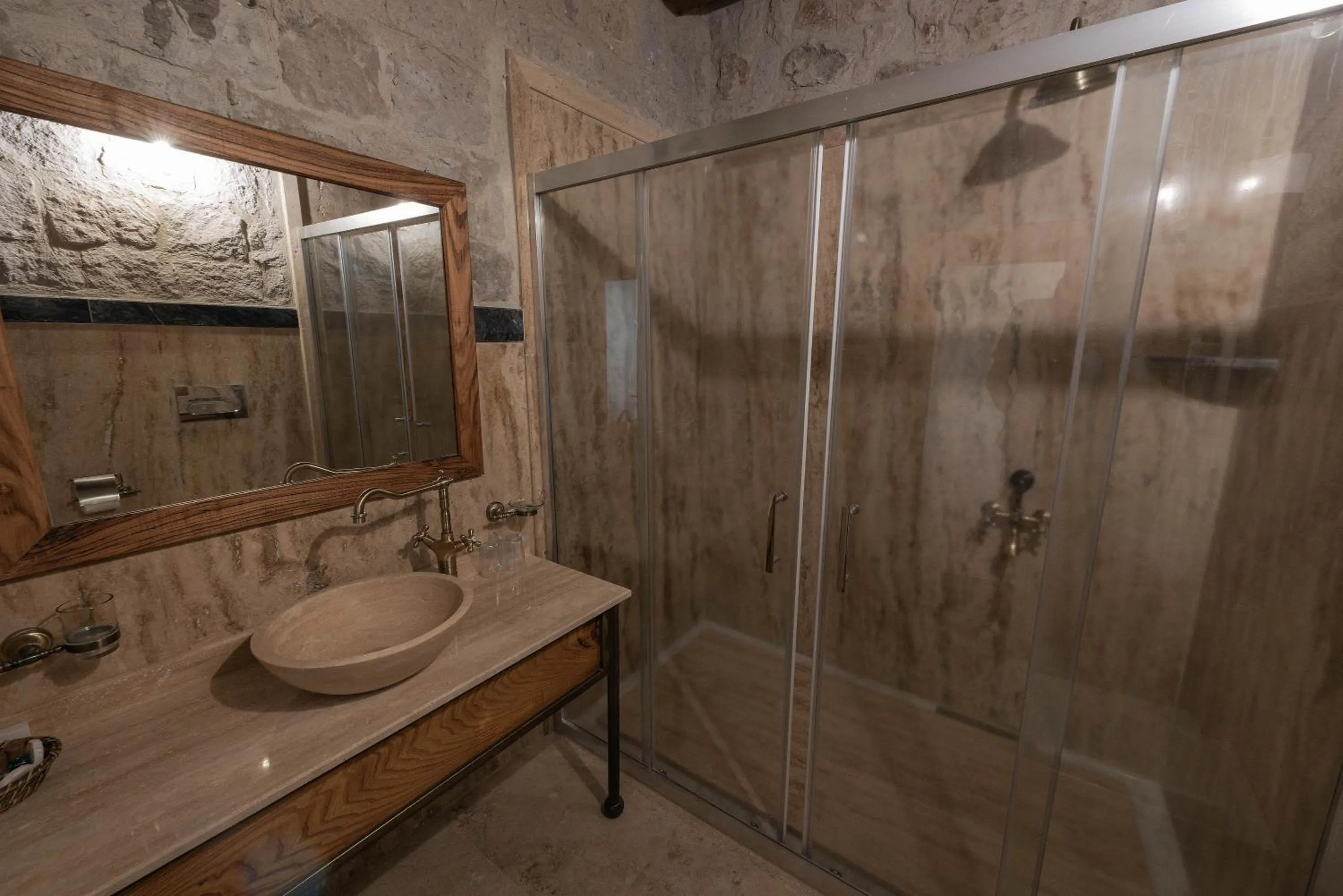 Bathroom in Sarnich Cave Suites