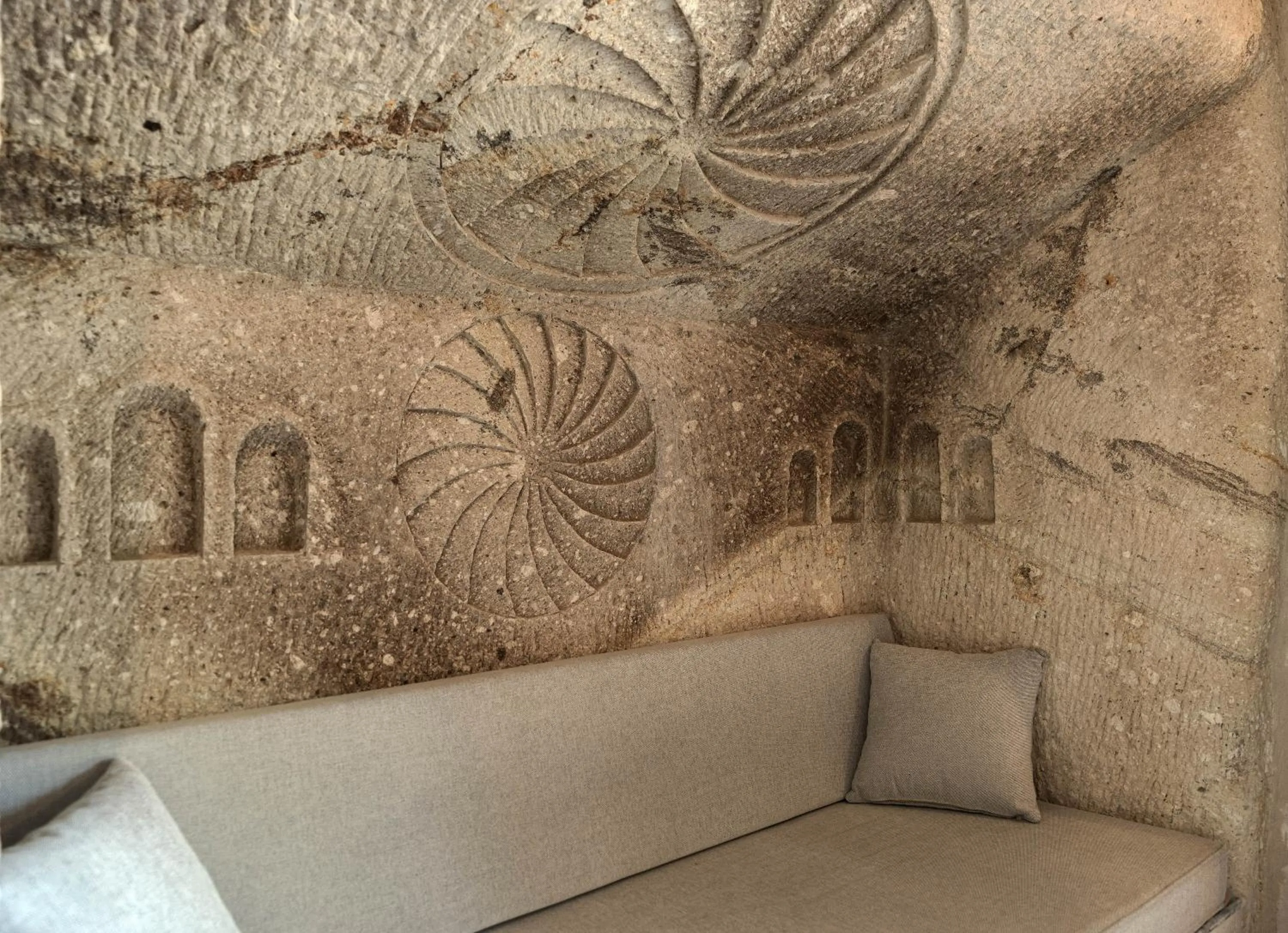 Seating area in Sarnich Cave Suites
