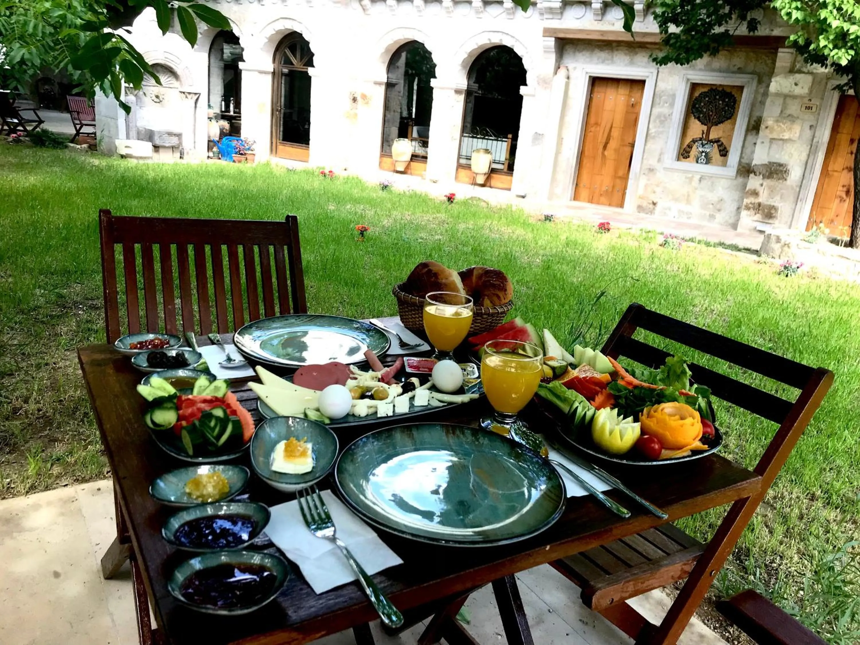 Breakfast in Sarnich Cave Suites