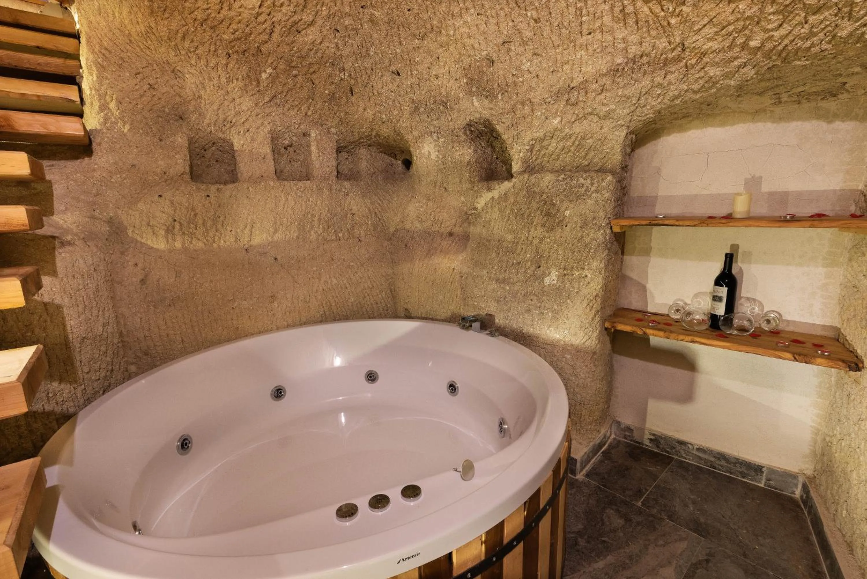 Bathroom in Sarnich Cave Suites